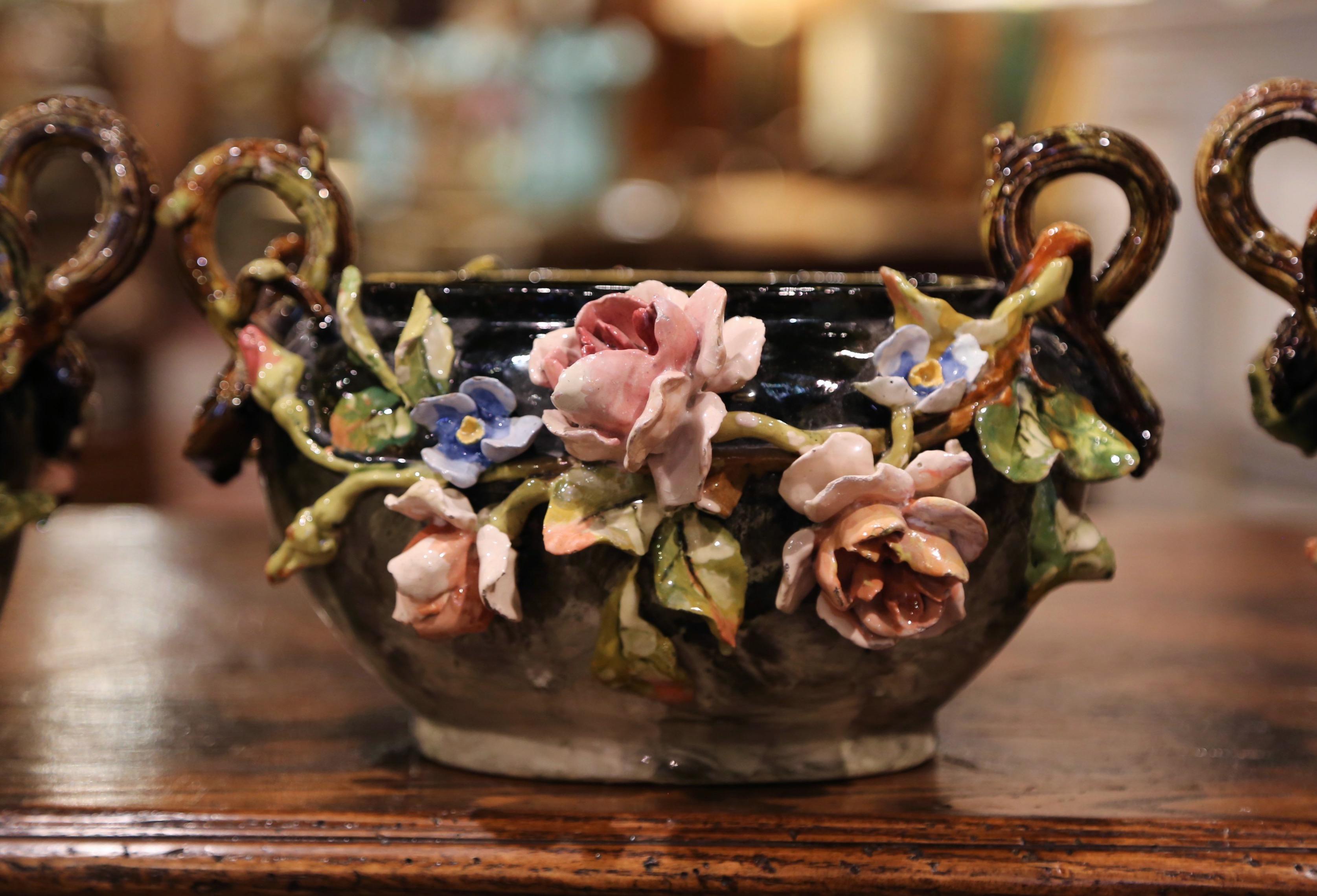 Paar handbemalte Barbotine-Keramikvasen aus dem 19. Jahrhundert und passender Übertopf im Angebot 1