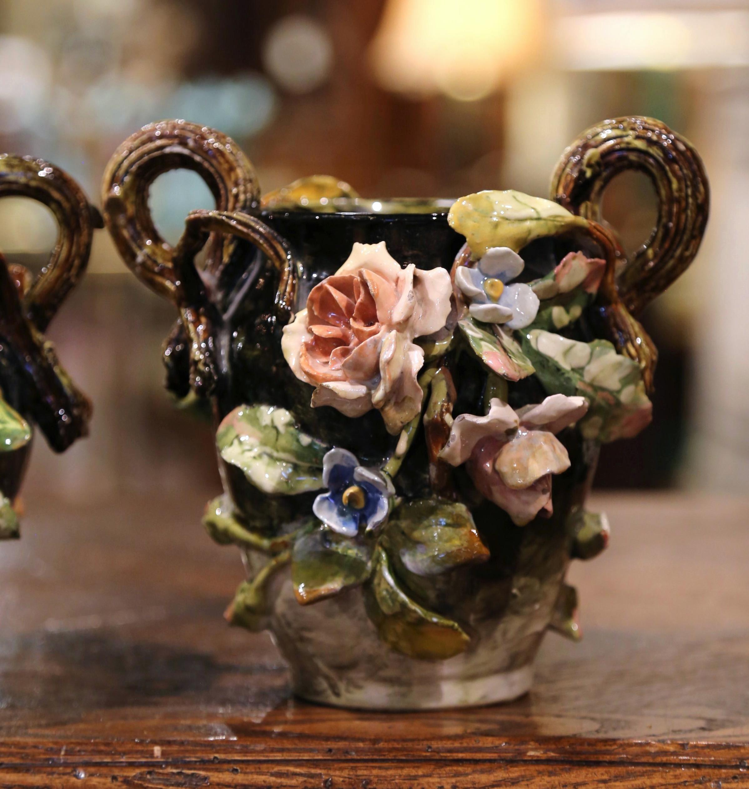 Céramique Paire de vases en céramique barbotine peints à la main au 19ème siècle et de cache-pots assortis en vente