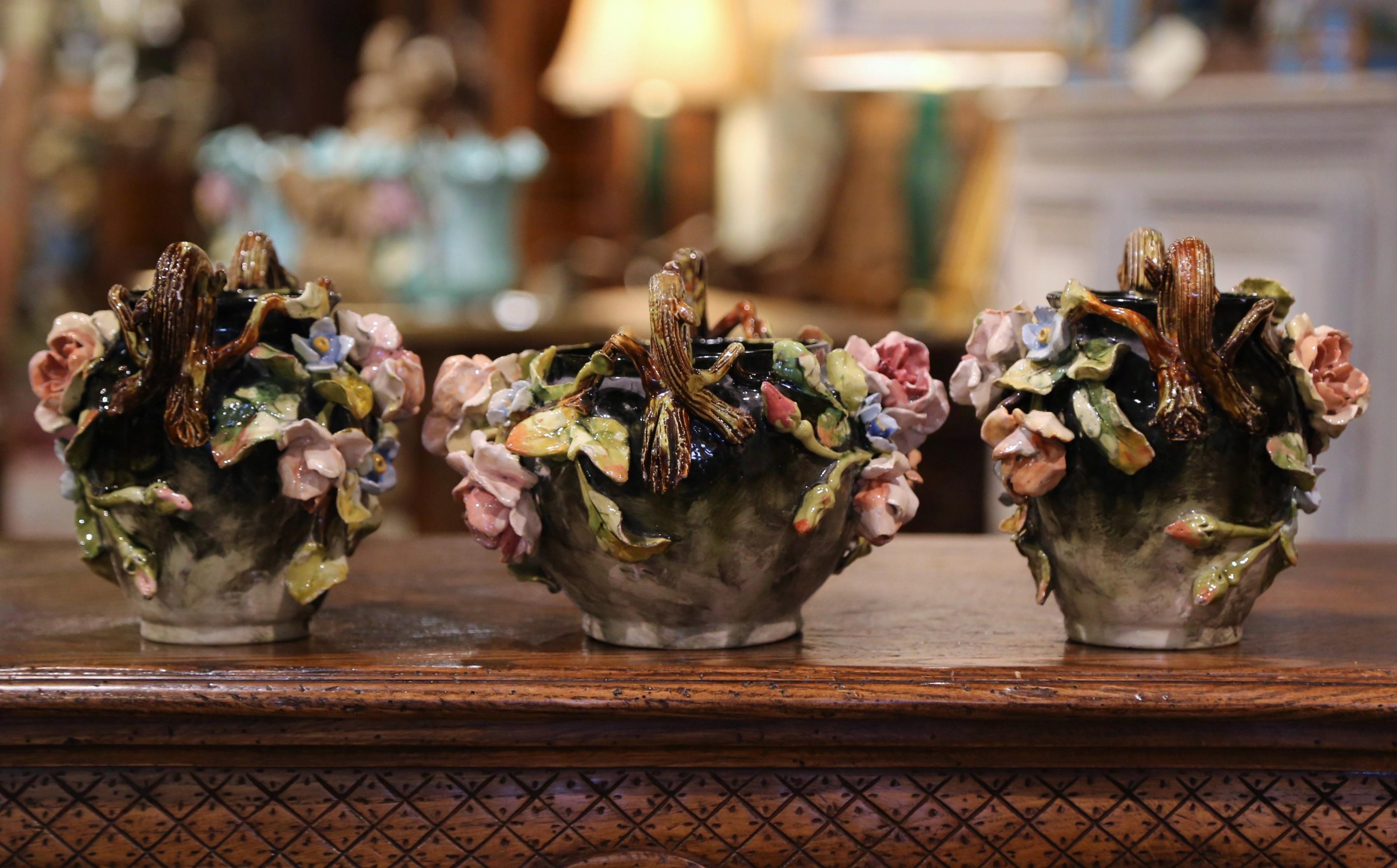 Paar handbemalte Barbotine-Keramikvasen aus dem 19. Jahrhundert und passender Übertopf im Angebot 3