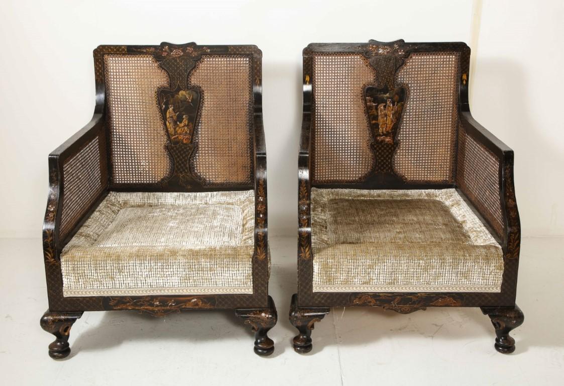 Zwei handbemalte ebonisierte Chinoiserie-Sessel aus dem 19. Jahrhundert mit Rückenlehnen aus Rohr und neu gepolsterten Sitzen. Passende quadratische 20