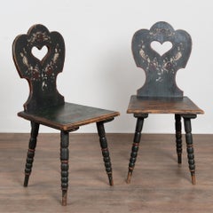 Pareja de sillas de arte popular húngaro del siglo XIX pintadas a mano con recorte de corazón