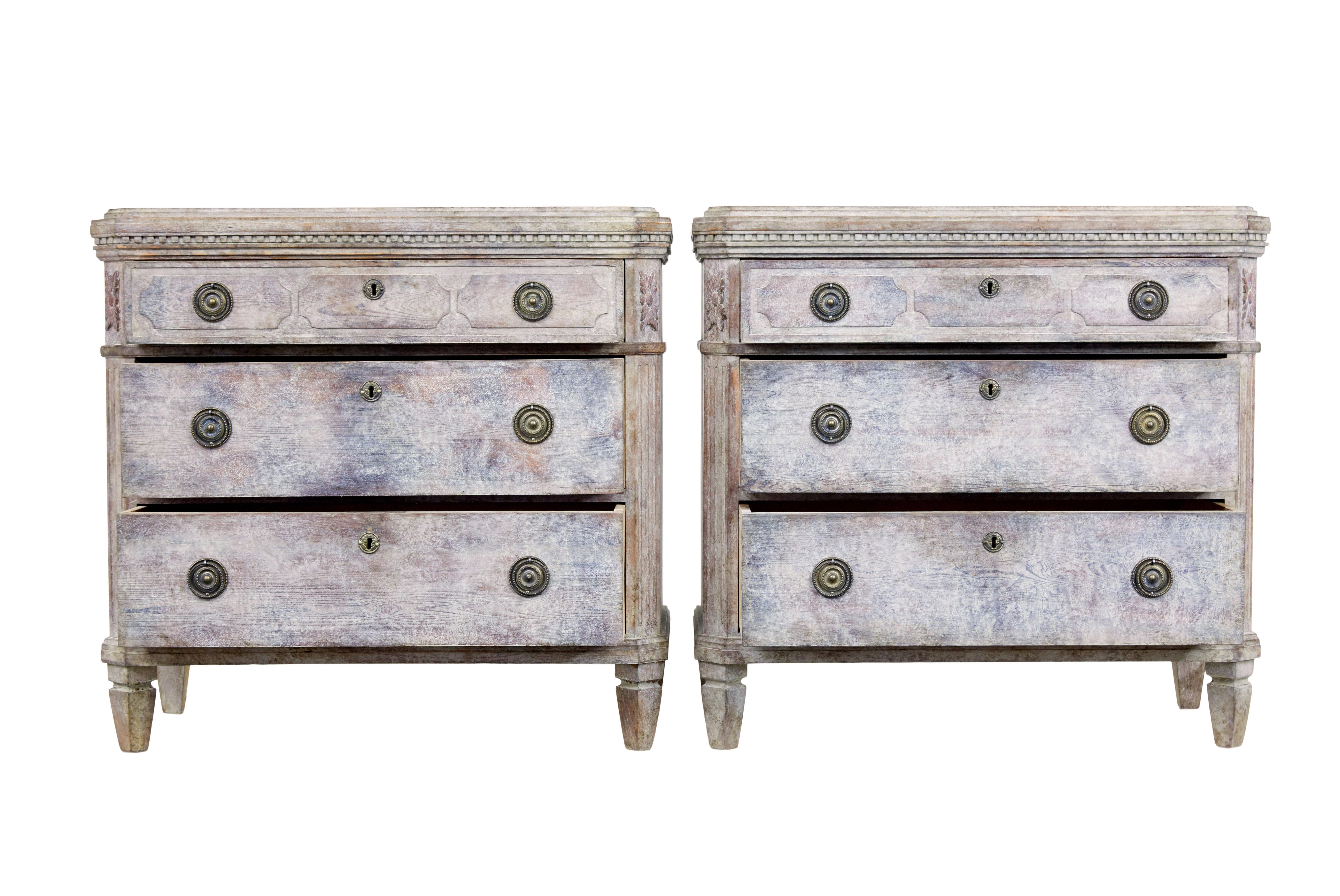Coppia di commodes svedesi in pino dipinto del XIX secolo, circa 1880.

Qui abbiamo 2 cassettiere decorative provenienti dalla Svezia e dipinte secondo il gusto gustaviano.

Top rettangolare a gradini e angoli inclinati, con modanatura a dentello