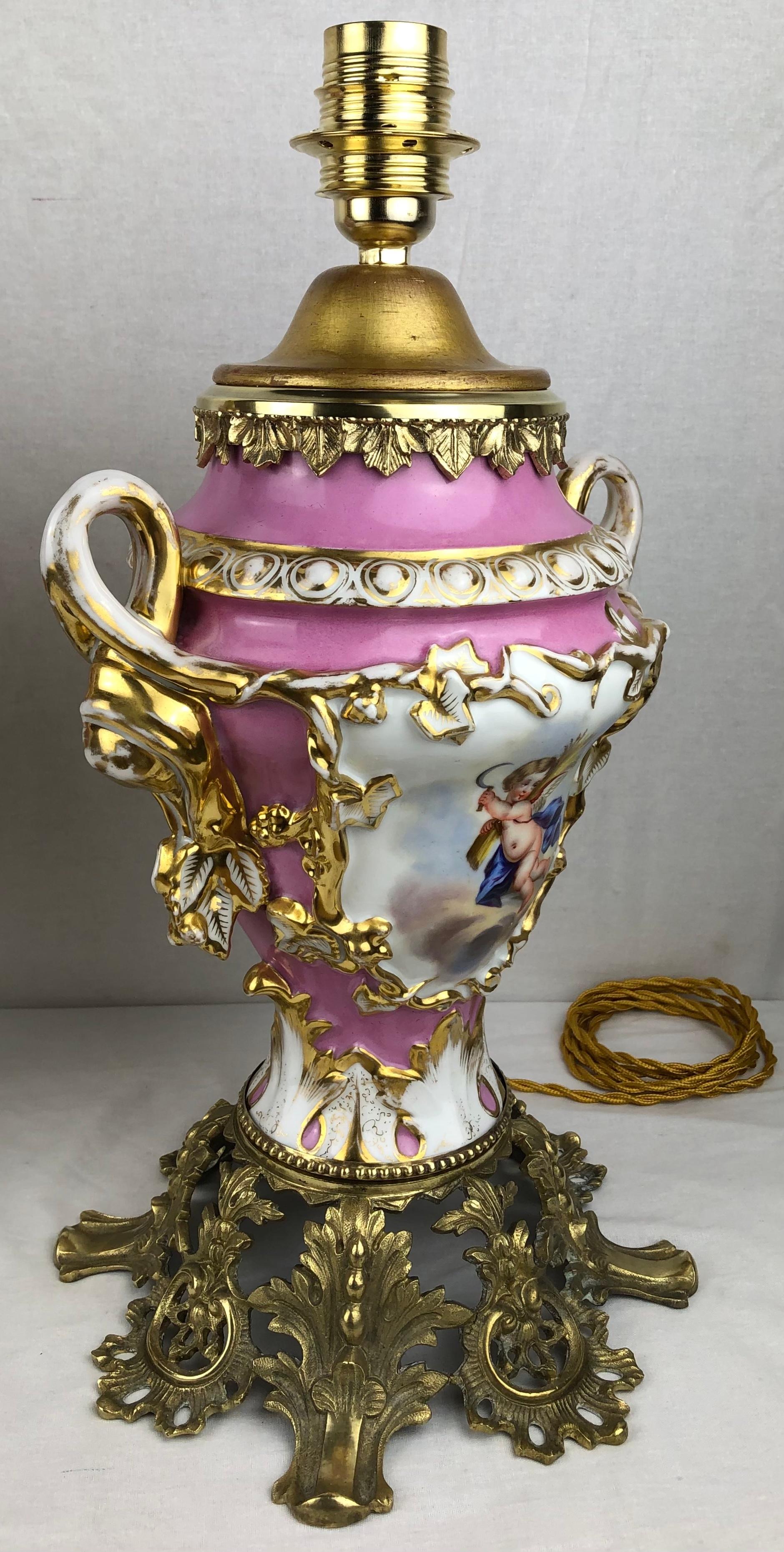Louis XVI Paire de lampes de table du 19e siècle en porcelaine montée sur bronze doré par Sèvres en vente