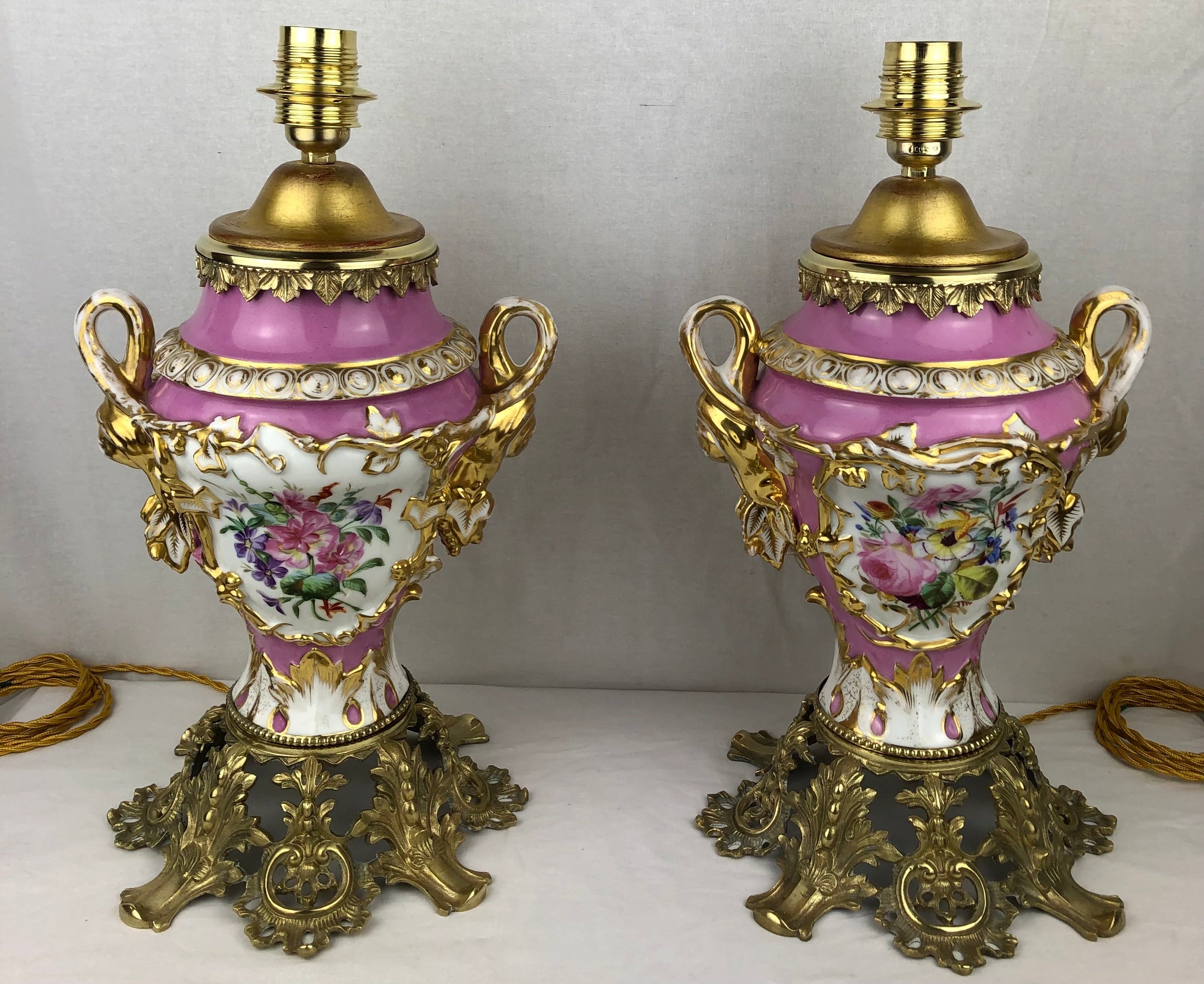 Paar Sevres-Porzellan-Tischlampen mit Goldbronze-Montierung aus dem 19. Jahrhundert, französisch  im Zustand „Gut“ im Angebot in Miami, FL