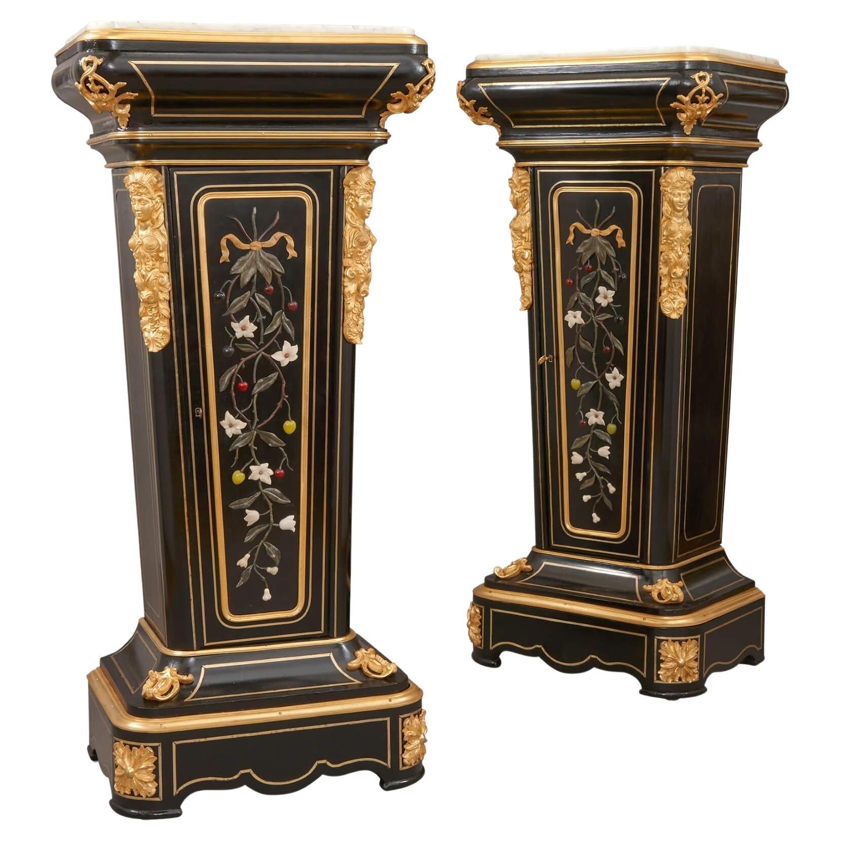 Paire d'armoires à piédestaux en pierre dure, bronze doré et bois ébénisé du 19ème siècle en vente