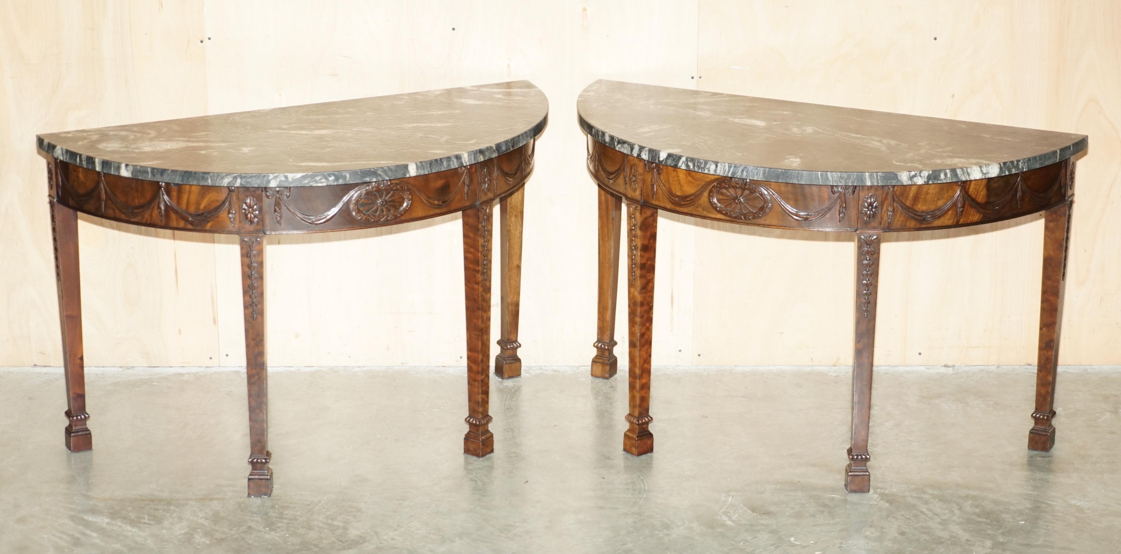 Royal House Antiques

The House Antiques a le plaisir d'offrir à la vente cette paire de rares et importantes consoles de style Adams du 19e siècle, sculptées à la main et restaurées, avec des plateaux de marbre Wabi-Sabi en dalle massive.