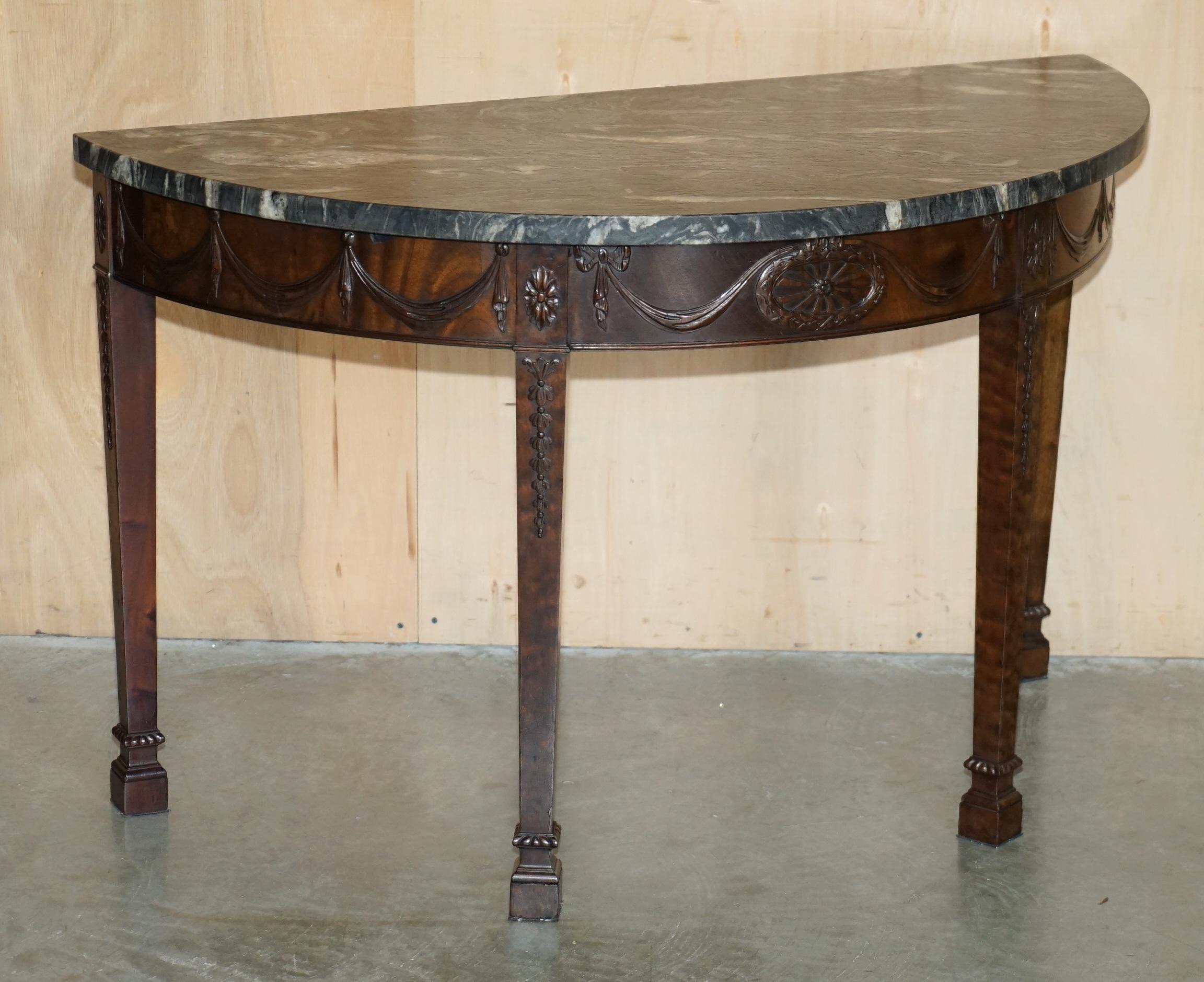 Style Adam PAIRE DE TABLE DE CONSOLE EN BOIS DUR ADAMS DEMI LUNE WABI-SABI MARBRE DU 19e SIÈCLE en vente