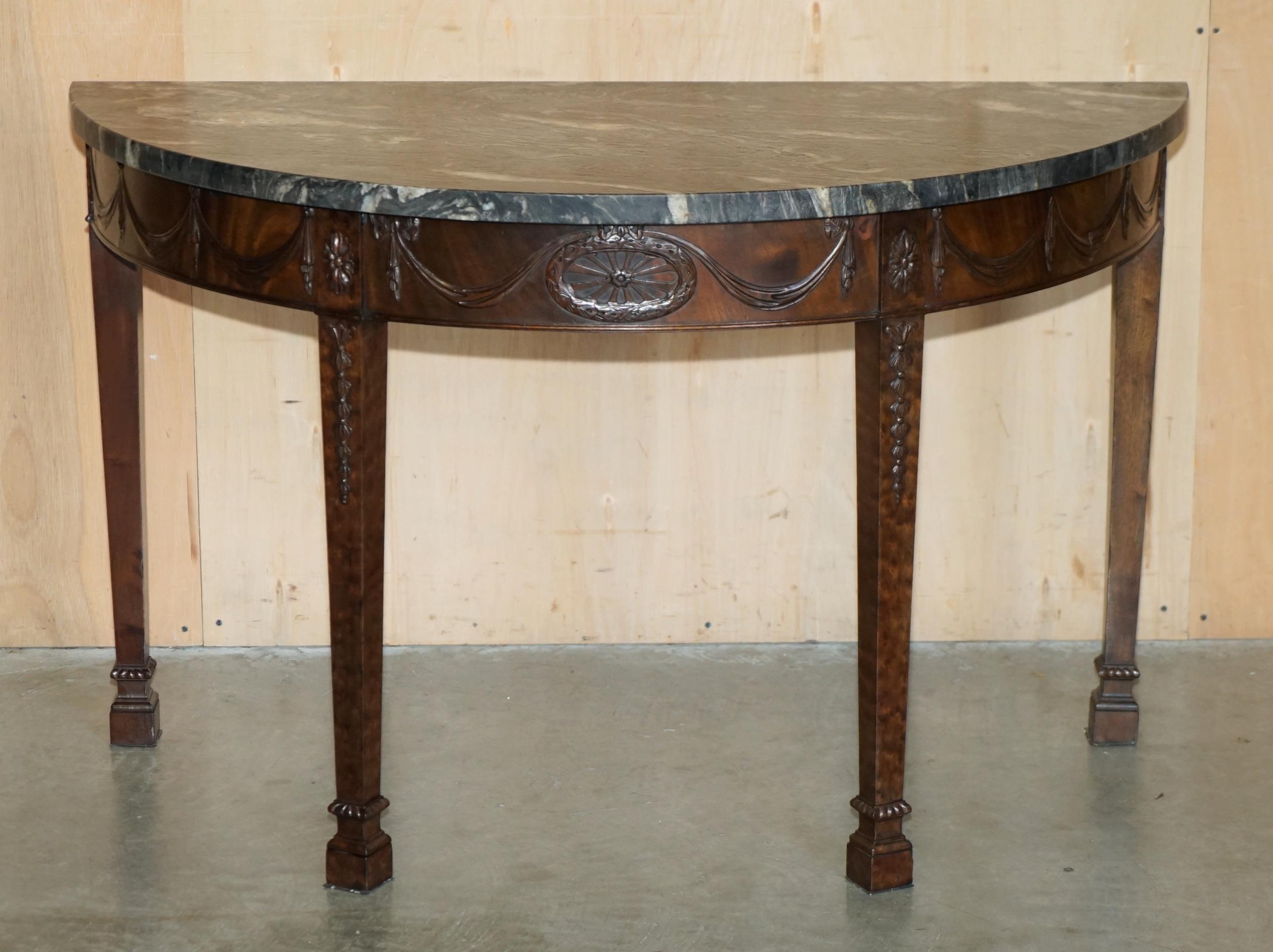 Anglais PAIRE DE TABLE DE CONSOLE EN BOIS DUR ADAMS DEMI LUNE WABI-SABI MARBRE DU 19e SIÈCLE en vente