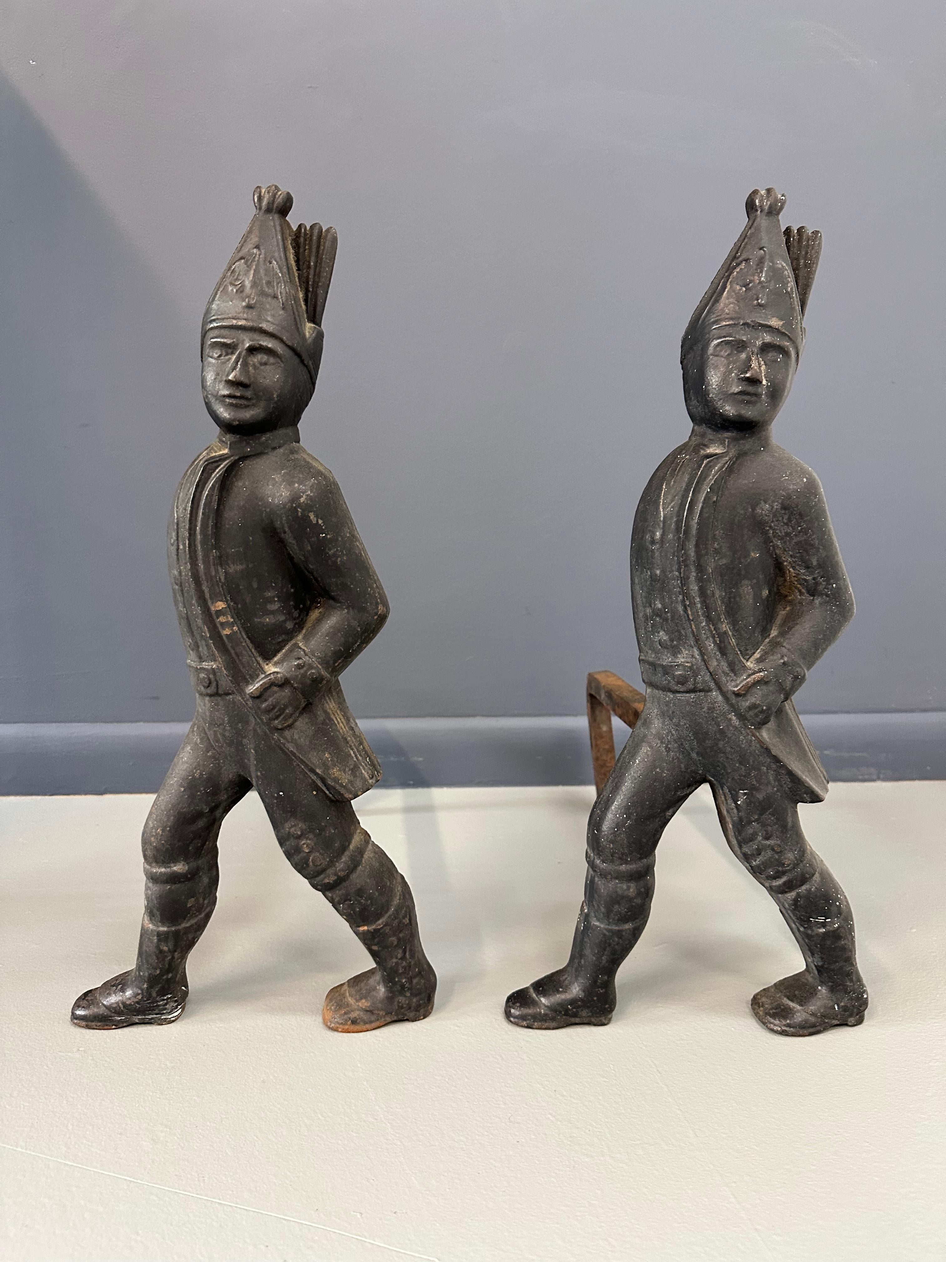 Ajoutez une touche d'histoire et d'élégance à votre cheminée avec cette paire de chenets anciens de soldats hessois du XIXe siècle. Fabriqués avec précision et souci du détail, ces chenets présentent un design exquis et une construction durable.
