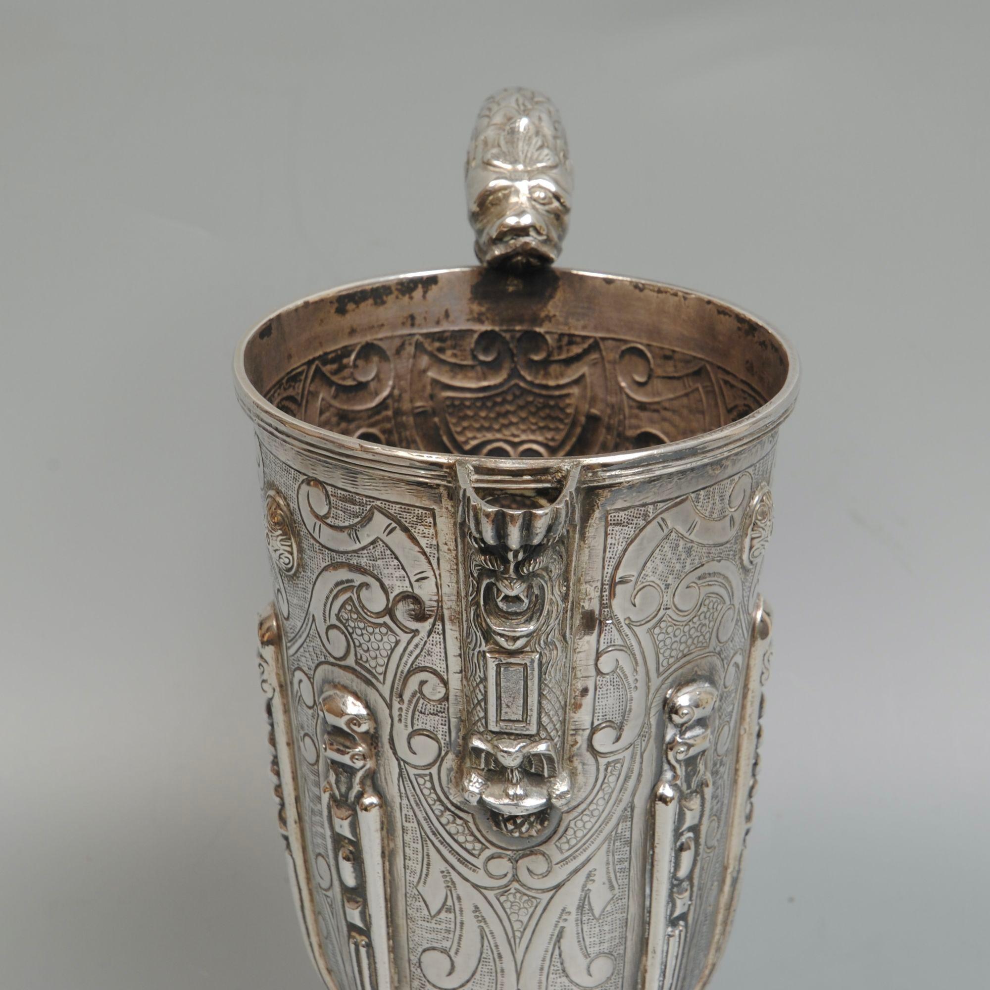 Coppia di spruzzatori d'argento ispanici del XIX secolo con manici a serpente e beccucci a maschera.
Queste feritoie sono copie del XIX secolo di quelle precedenti del XVII secolo, ma sono molto belle.