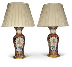 Paire de lampes de table en porcelaine Imari du XIXe siècle avec socles dorés