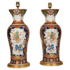 Paire de lampes de table en porcelaine Imari du XIXe siècle avec socles dorés