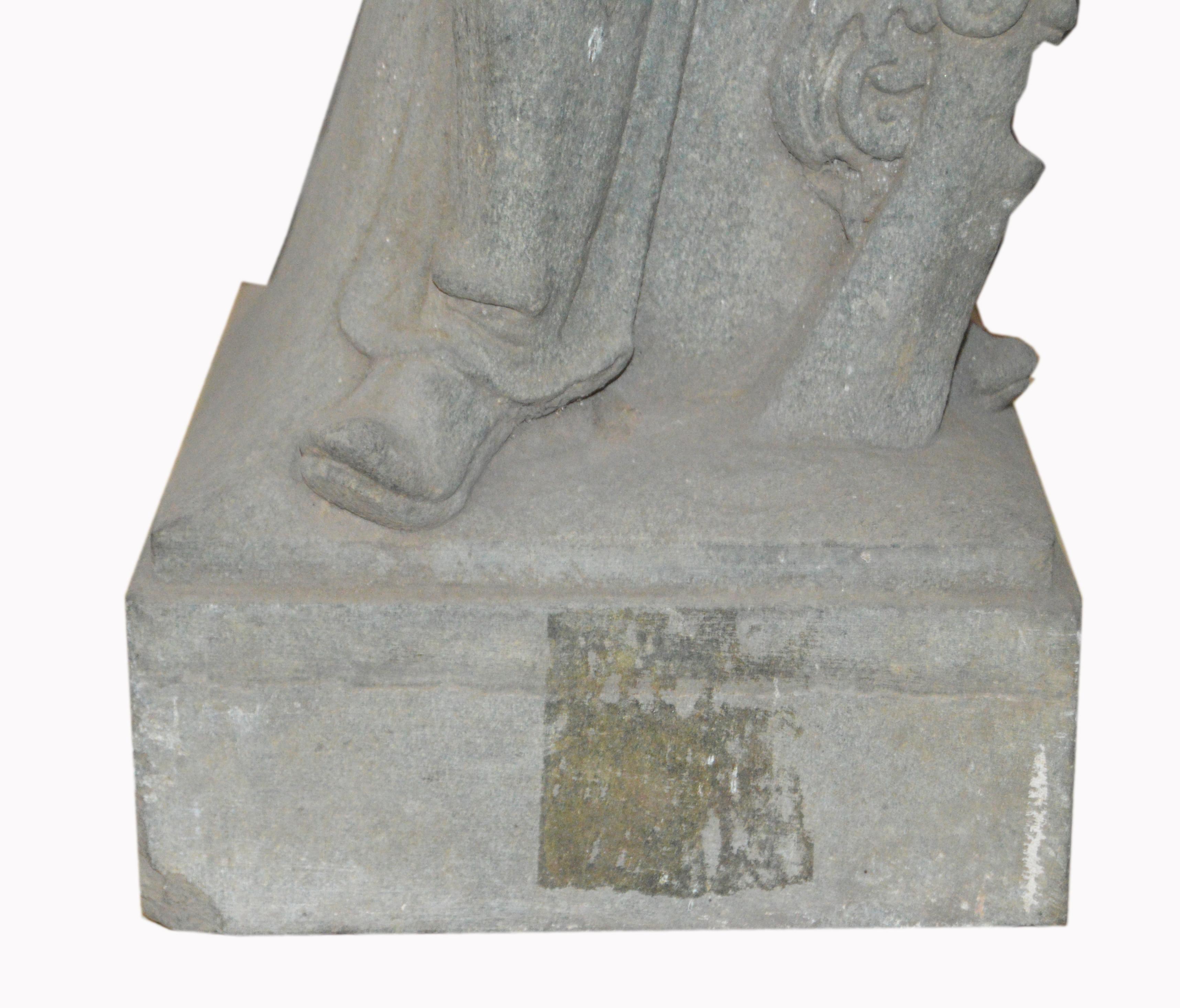 Paar indische handgeschnitzte graue Steinsoldaten- Tempelskulpturen aus dem 19. Jahrhundert (Indisch) im Angebot