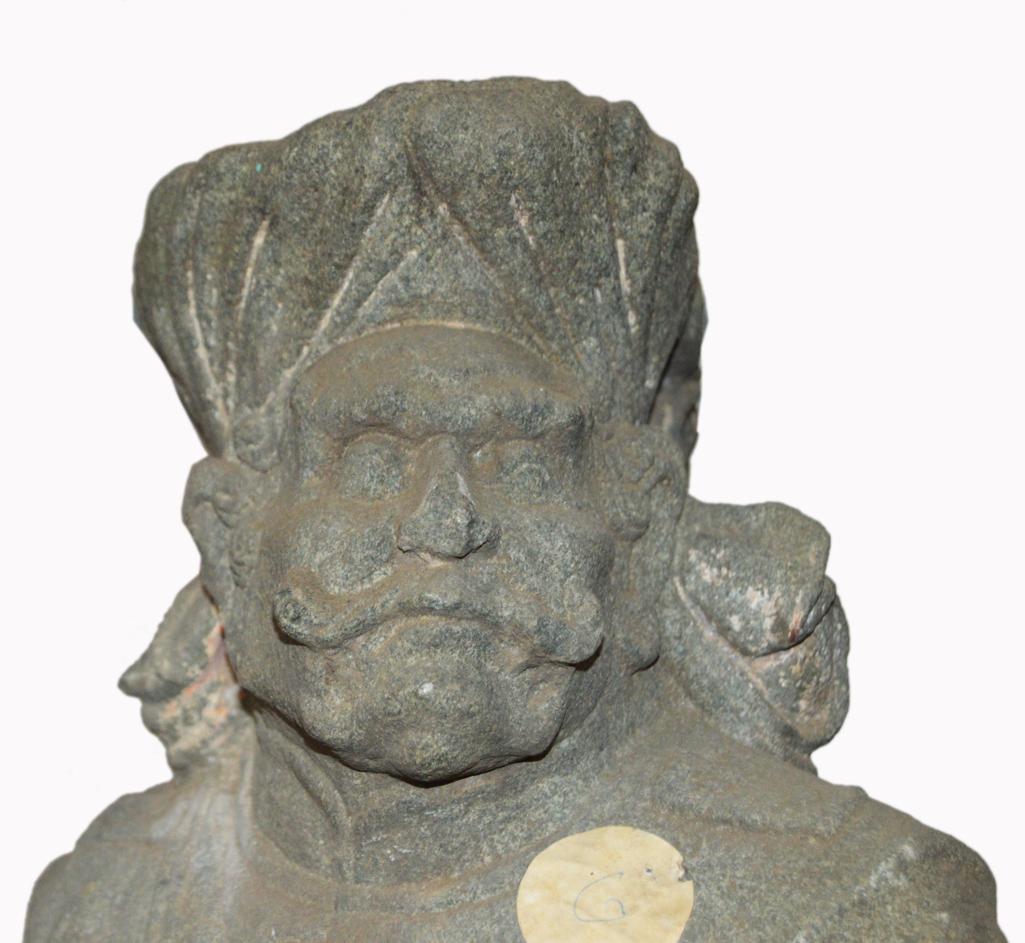 Paar indische handgeschnitzte graue Steinsoldaten- Tempelskulpturen aus dem 19. Jahrhundert (Handgeschnitzt) im Angebot