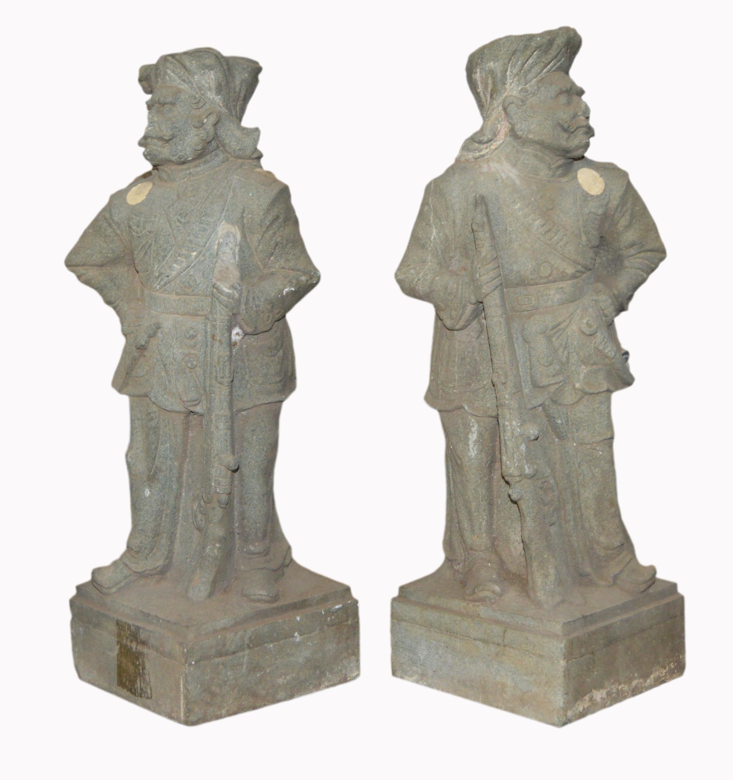 Paar indische handgeschnitzte graue Steinsoldaten- Tempelskulpturen aus dem 19. Jahrhundert im Angebot 2