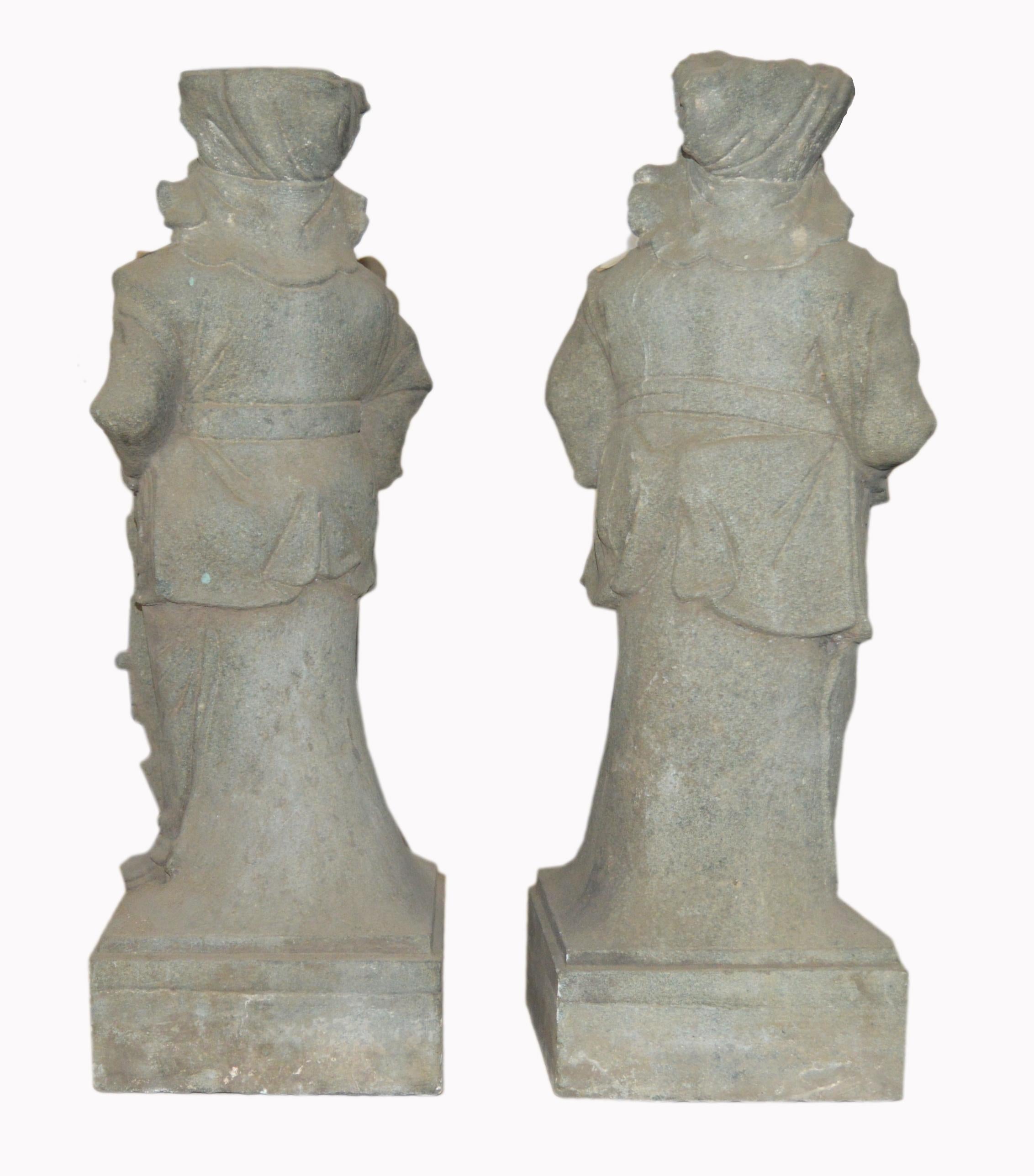 Paar indische handgeschnitzte graue Steinsoldaten- Tempelskulpturen aus dem 19. Jahrhundert im Angebot 3
