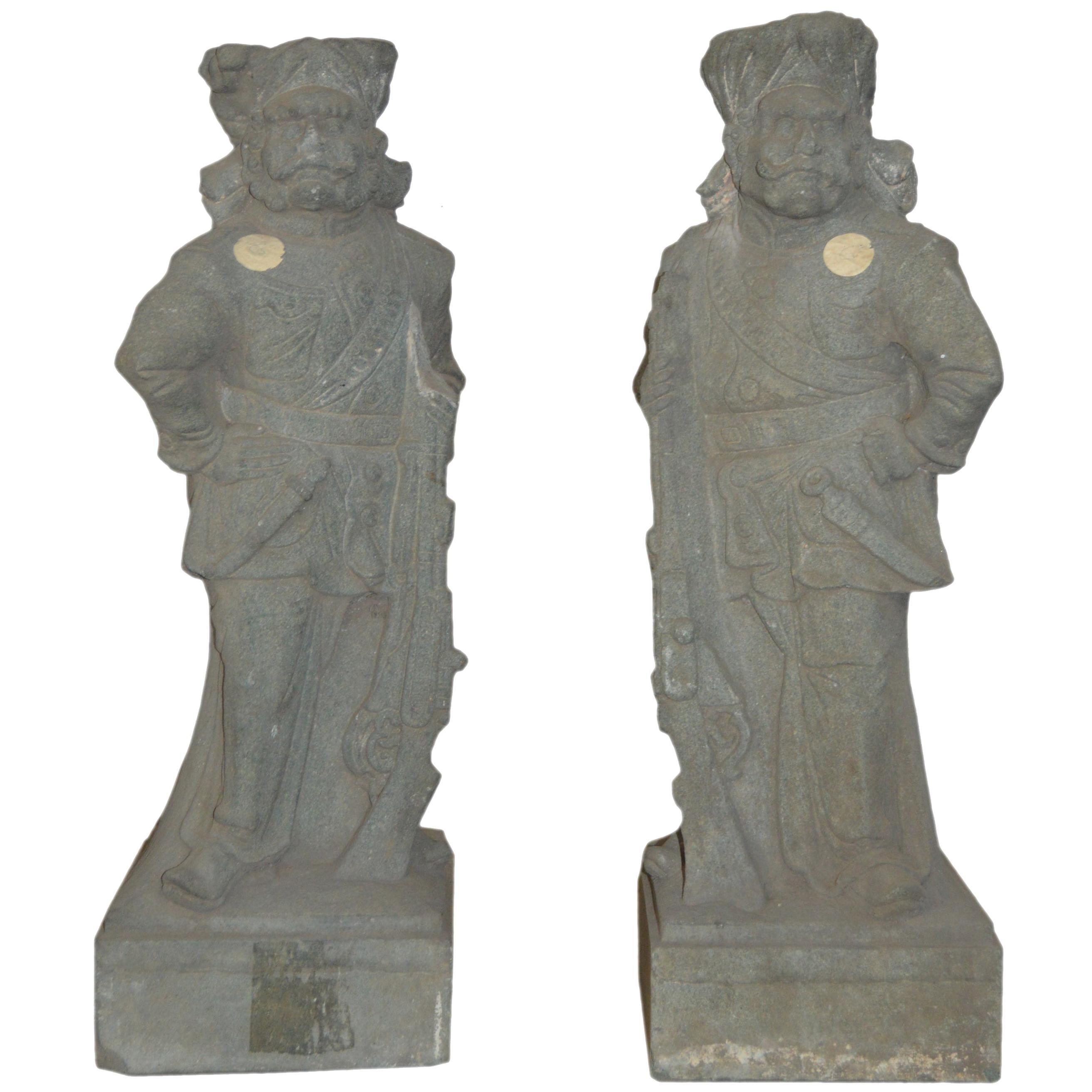 Paar indische handgeschnitzte graue Steinsoldaten- Tempelskulpturen aus dem 19. Jahrhundert