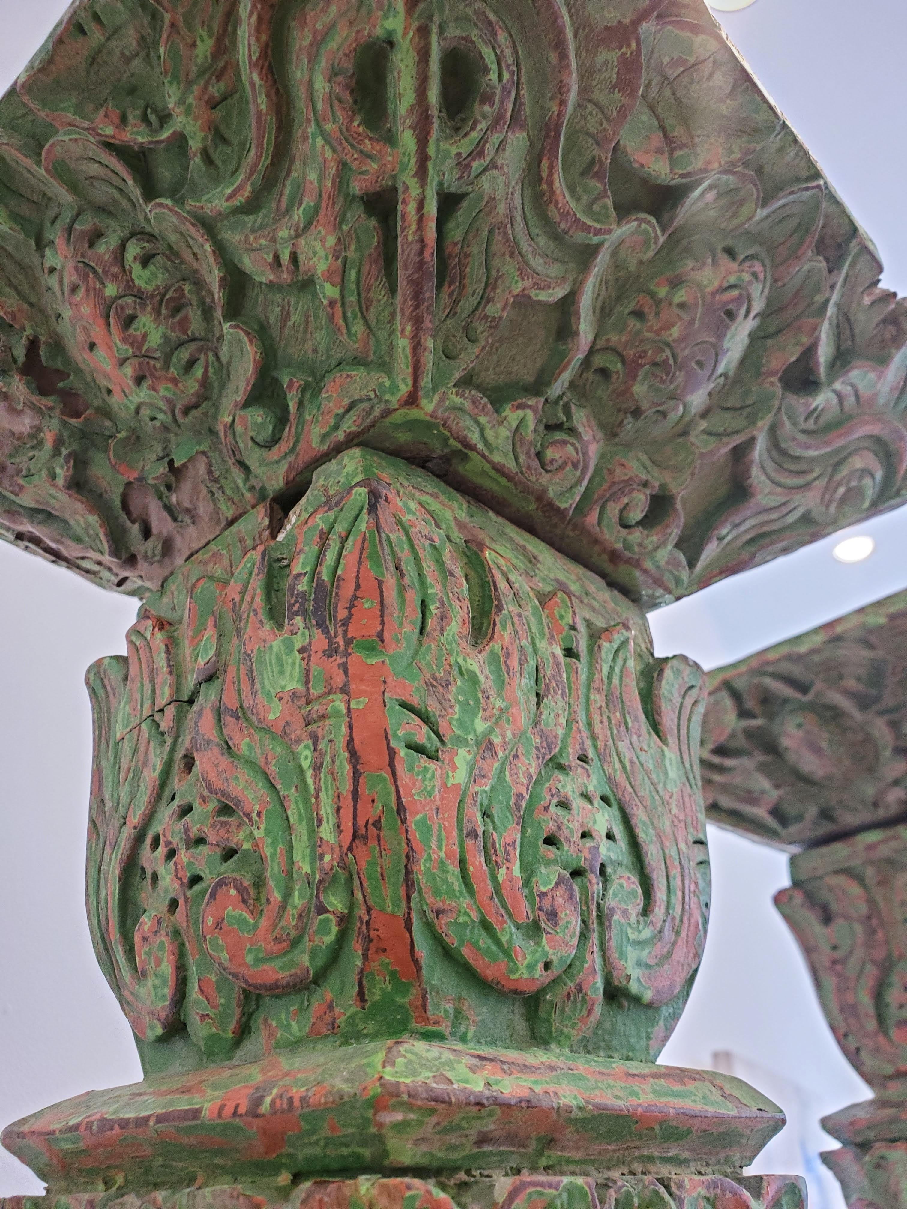 Zwei indonesische geschnitzte Säulen aus grünem und rot lackiertem Teakholz aus dem 19. Jahrhundert 4