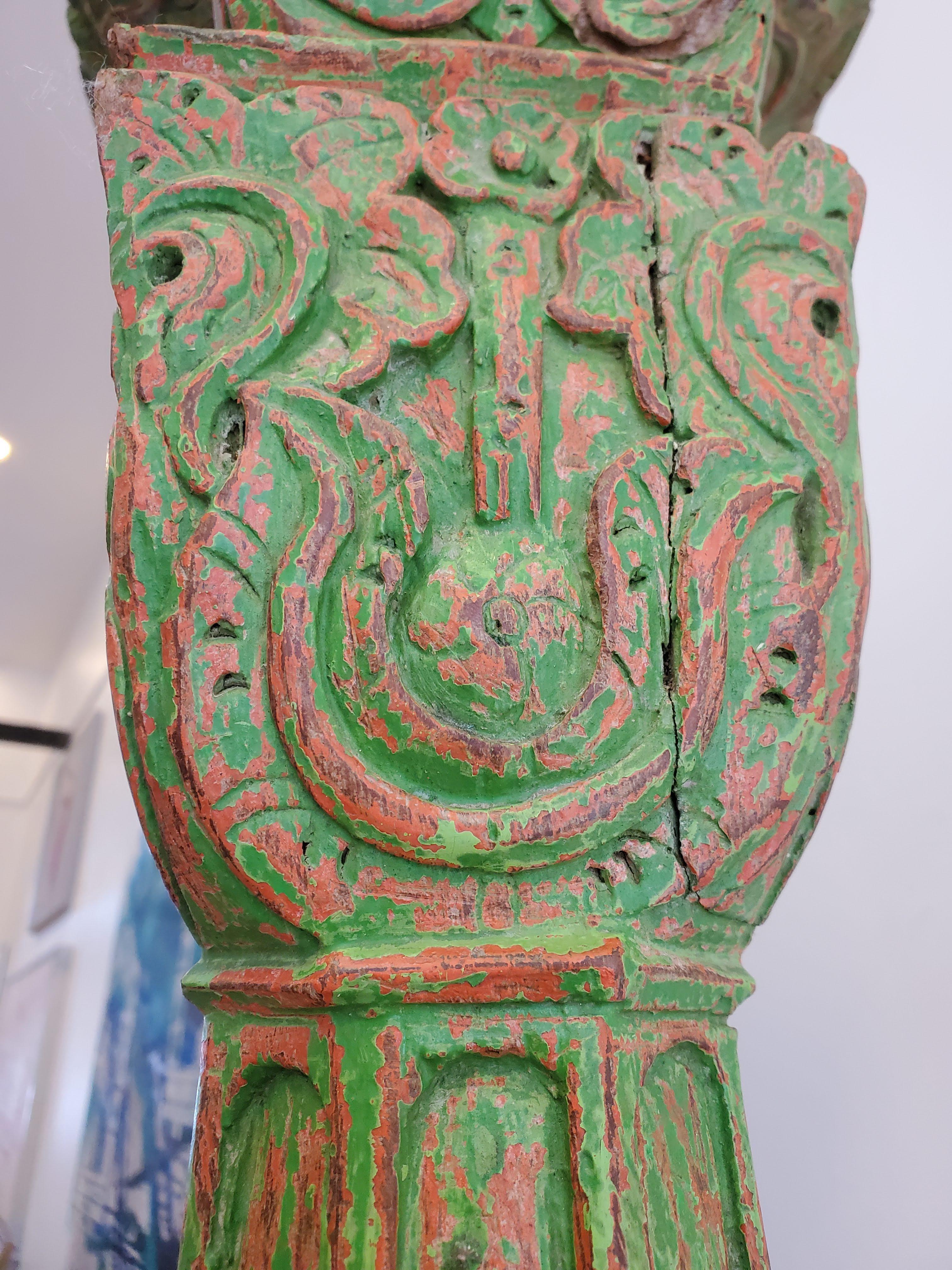 Zwei indonesische geschnitzte Säulen aus grünem und rot lackiertem Teakholz aus dem 19. Jahrhundert 5