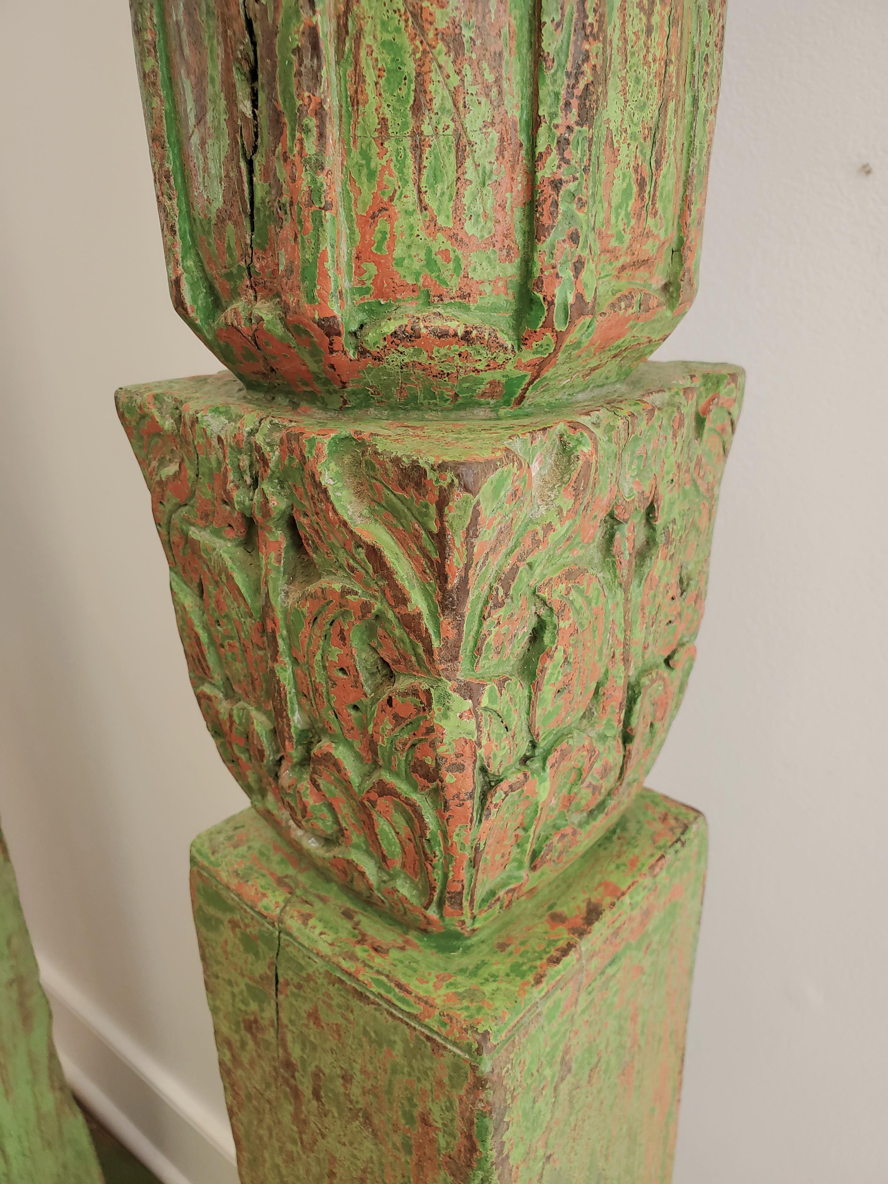 Zwei indonesische geschnitzte Säulen aus grünem und rot lackiertem Teakholz aus dem 19. Jahrhundert 7
