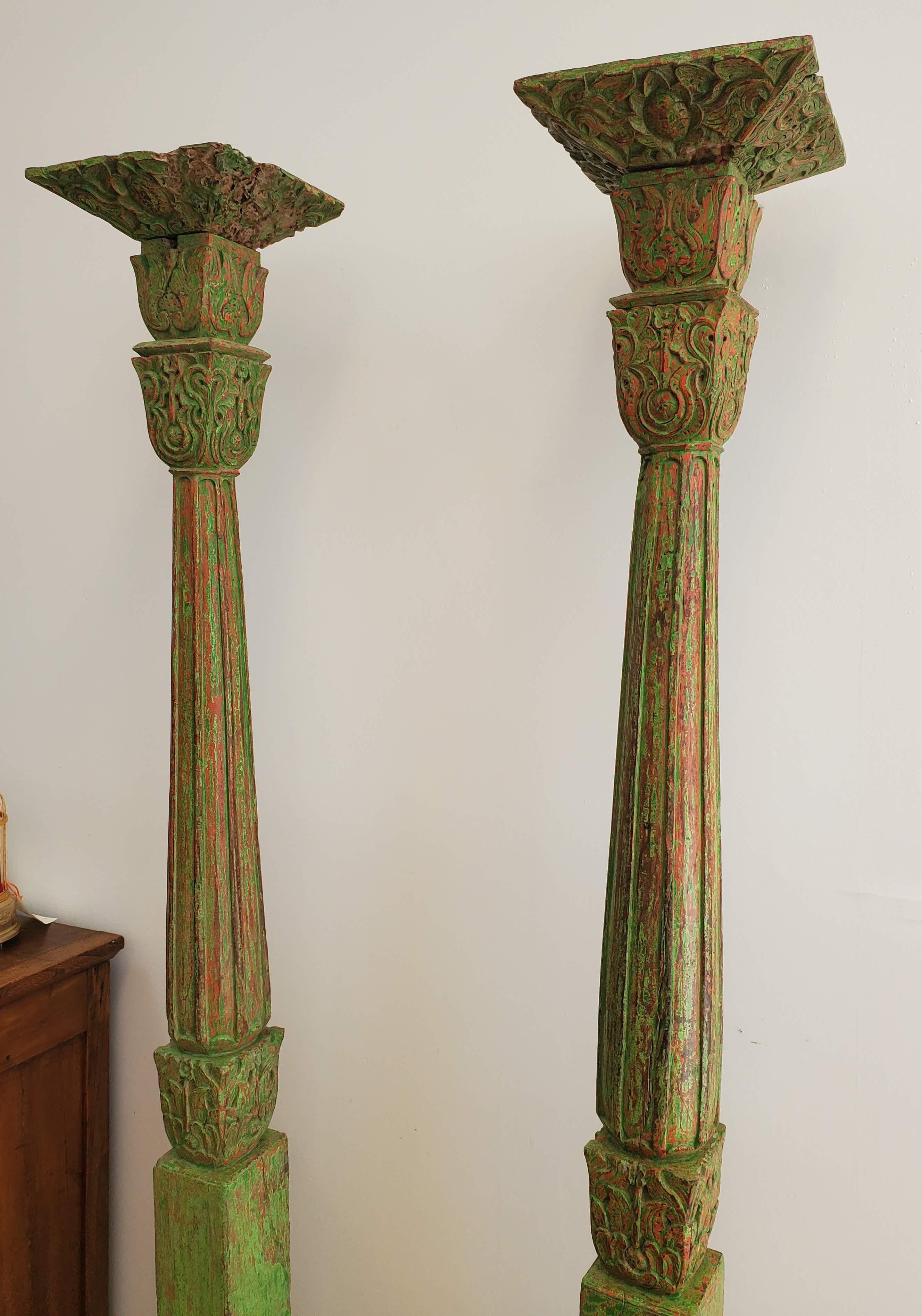 Ein Paar geschnitzte indonesische Säulen aus dem 19. Aus Teakholz mit kunstvoll geschnitzten Verzierungen unter Beibehaltung der ursprünglichen grünen und roten Lackierung. Java, um 1880.
Maßnahme: 78,5