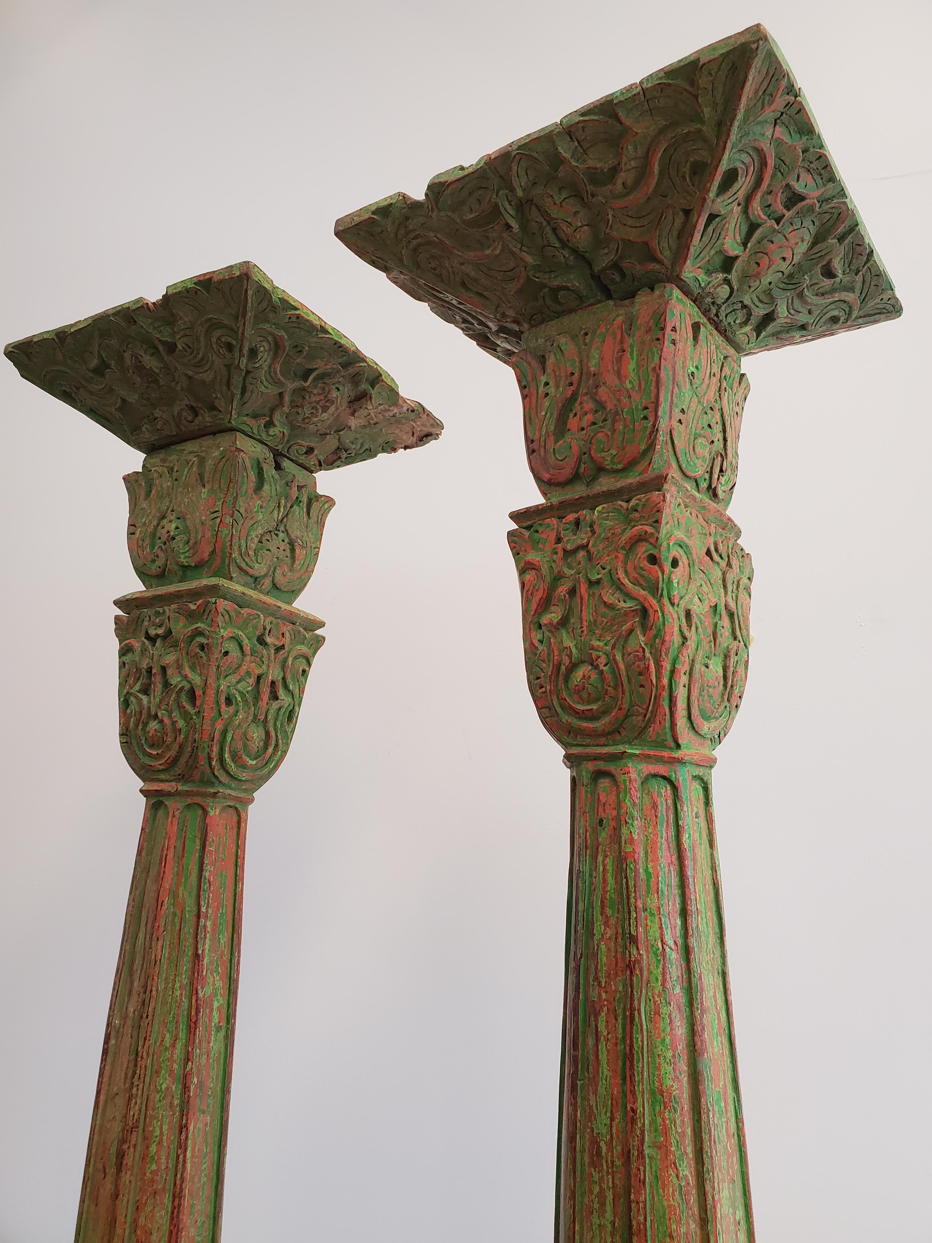 Zwei indonesische geschnitzte Säulen aus grünem und rot lackiertem Teakholz aus dem 19. Jahrhundert (Handgeschnitzt)