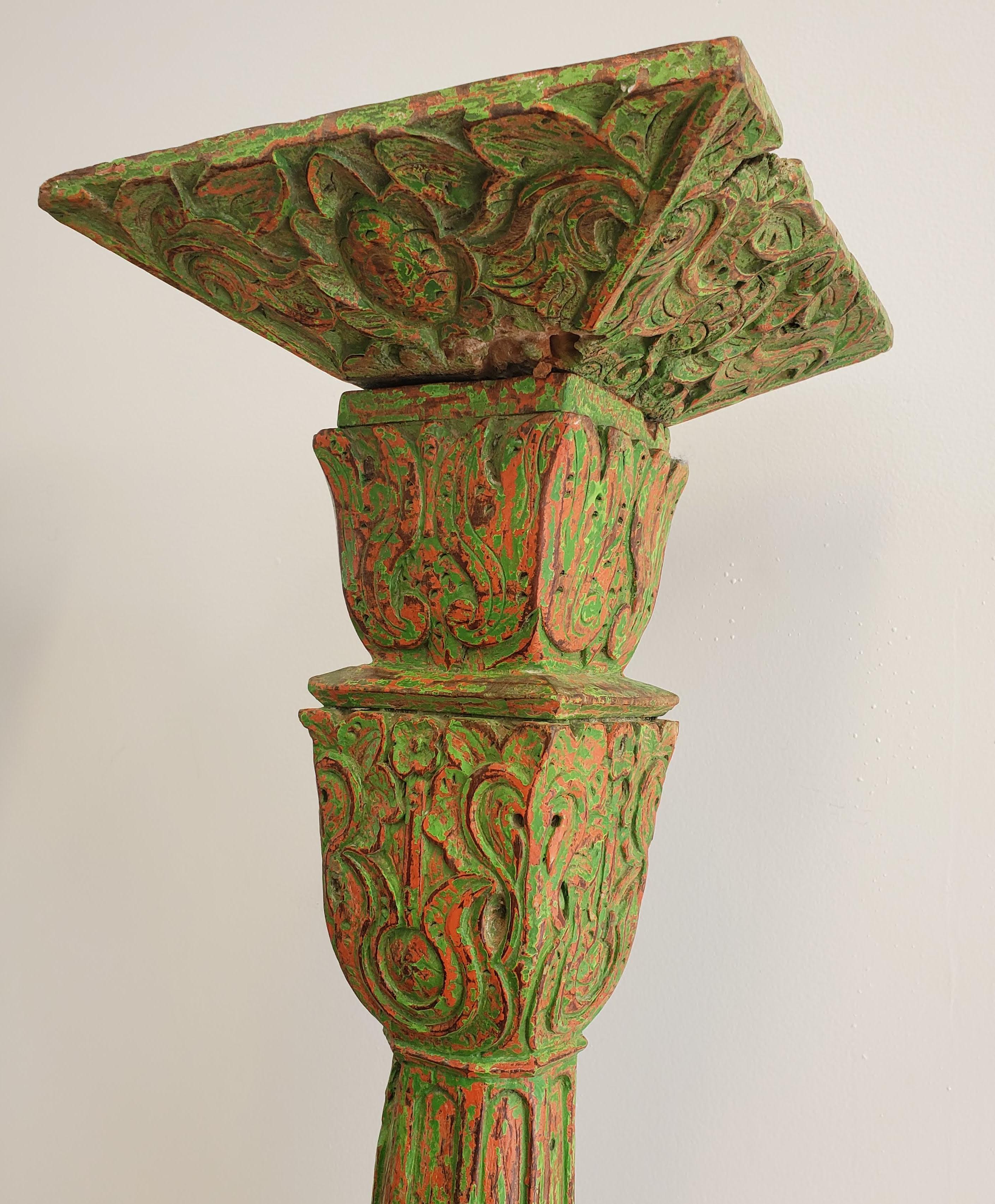 Zwei indonesische geschnitzte Säulen aus grünem und rot lackiertem Teakholz aus dem 19. Jahrhundert im Zustand „Gut“ in Middleburg, VA