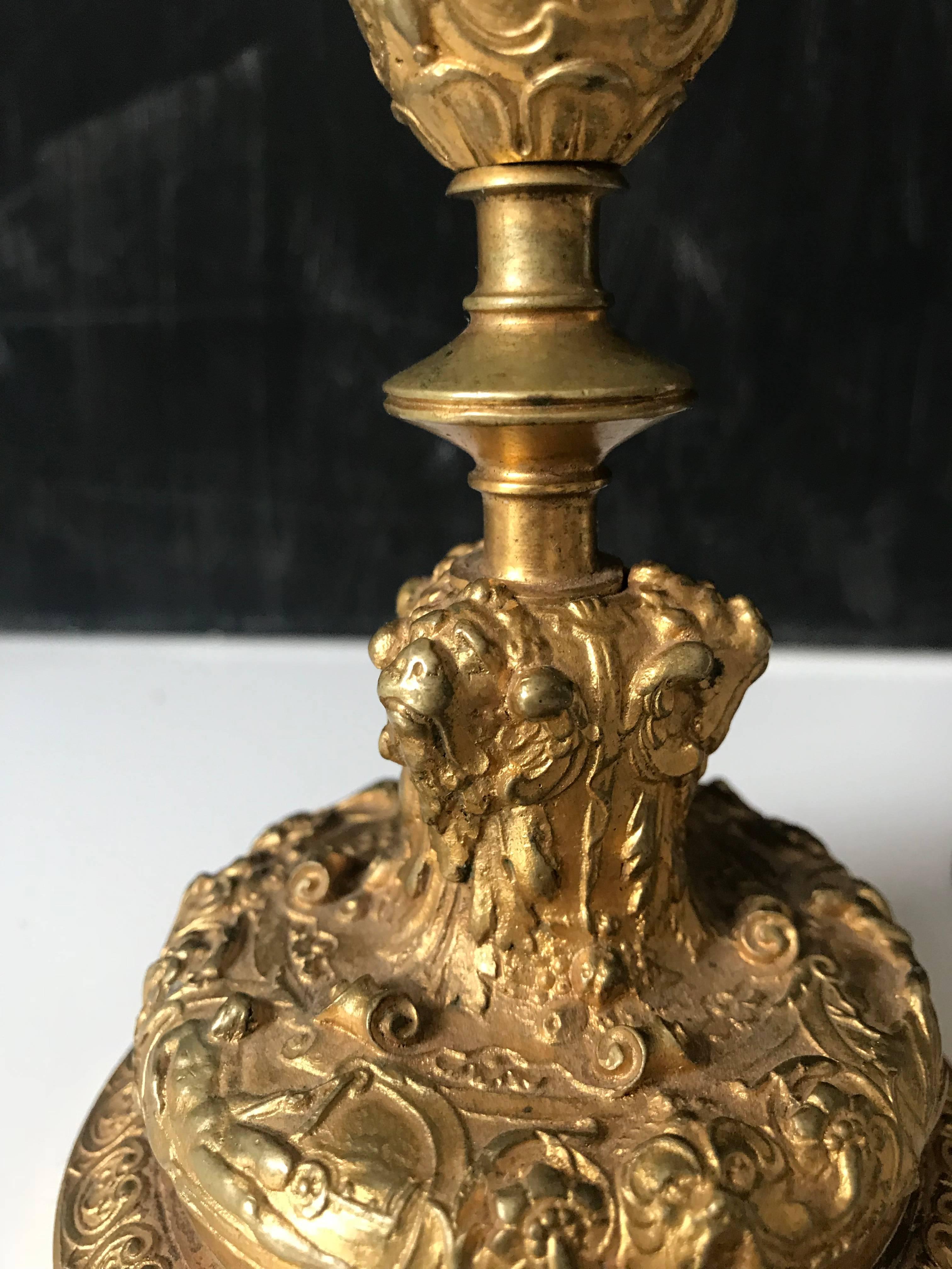 Paire de chandeliers du 19e siècle en bronze doré à la figuration complexe en vente 4