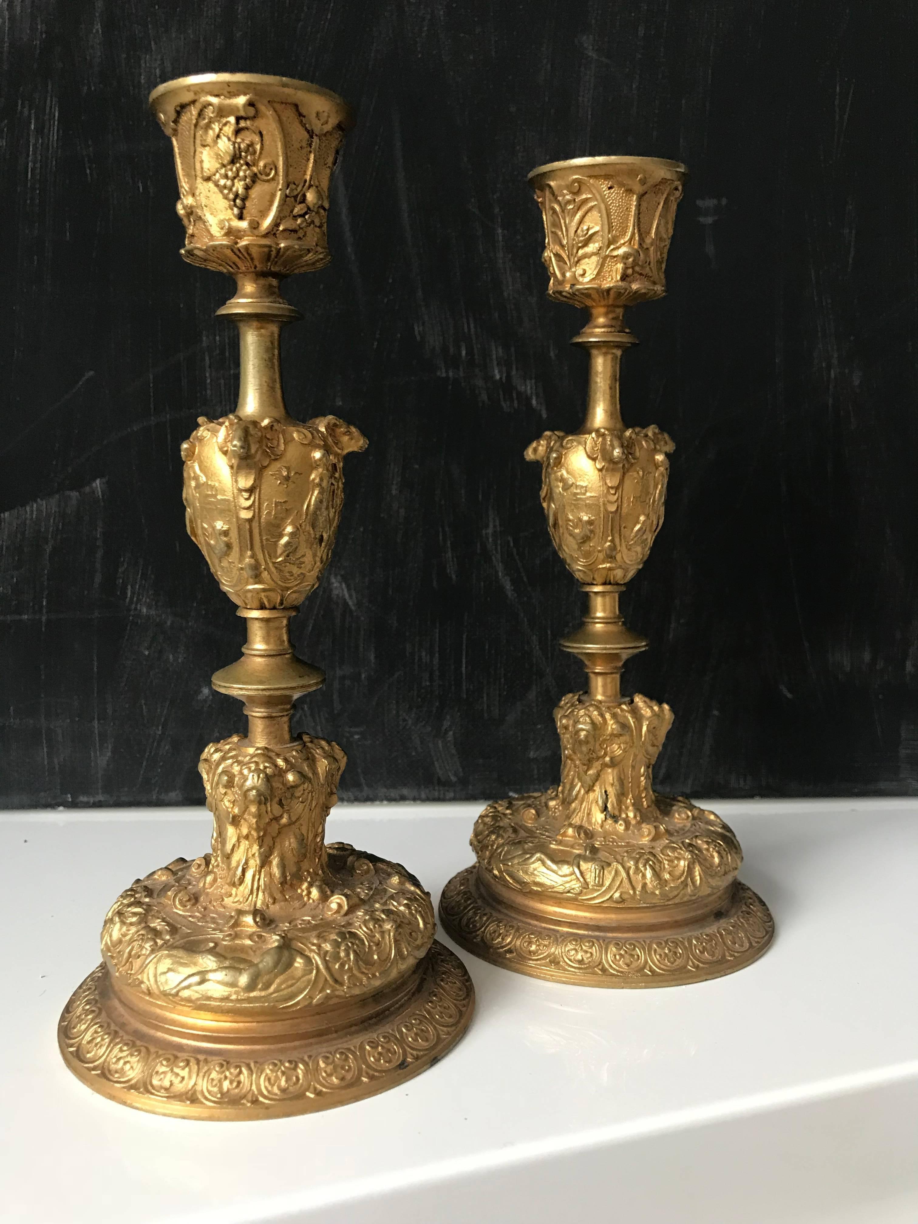 Paar Kerzenständer aus vergoldeter Bronze des 19. Jahrhunderts mit komplizierten Figuren im Angebot 8