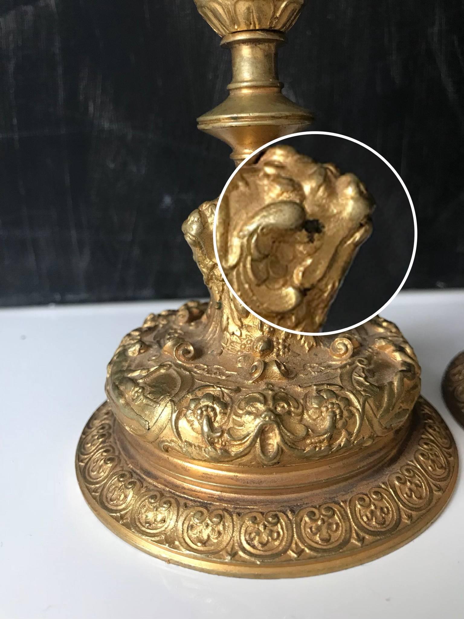 Néo-empire Paire de chandeliers du 19e siècle en bronze doré à la figuration complexe en vente