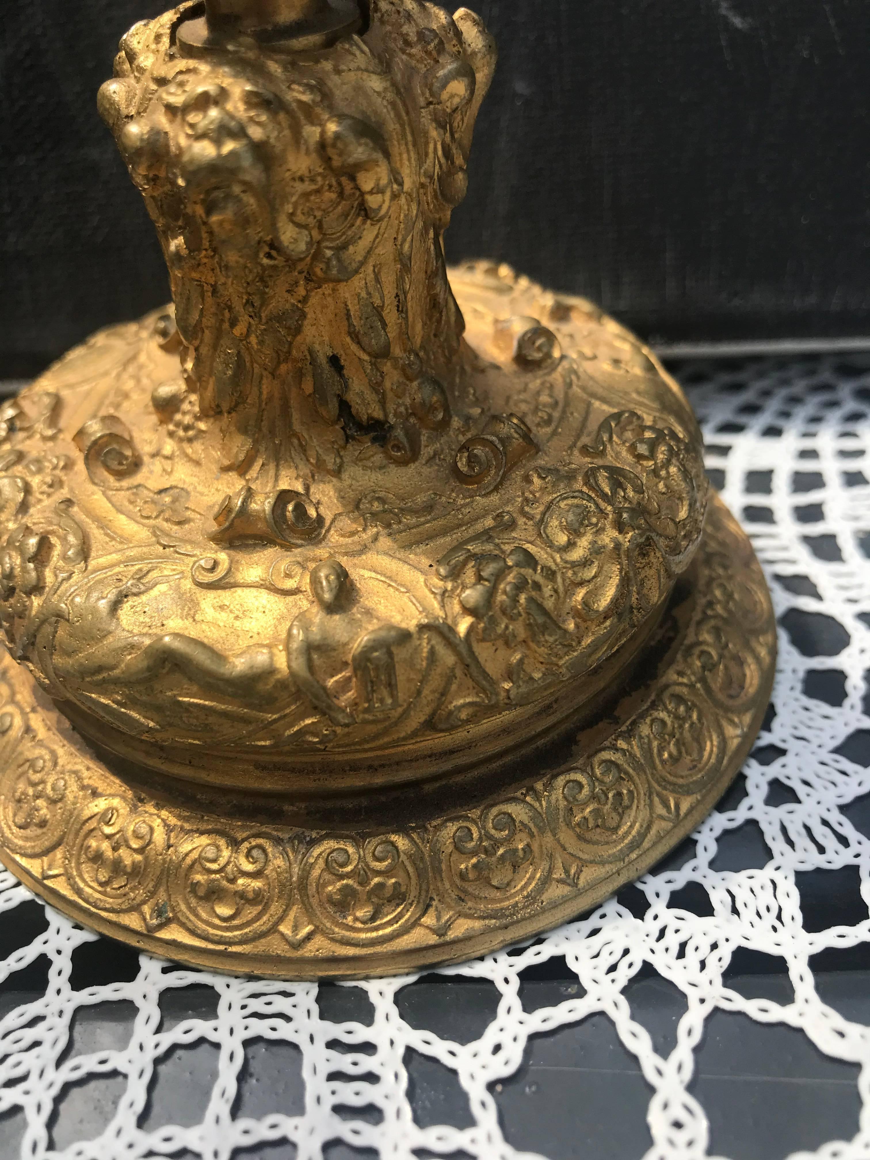 Français Paire de chandeliers du 19e siècle en bronze doré à la figuration complexe en vente