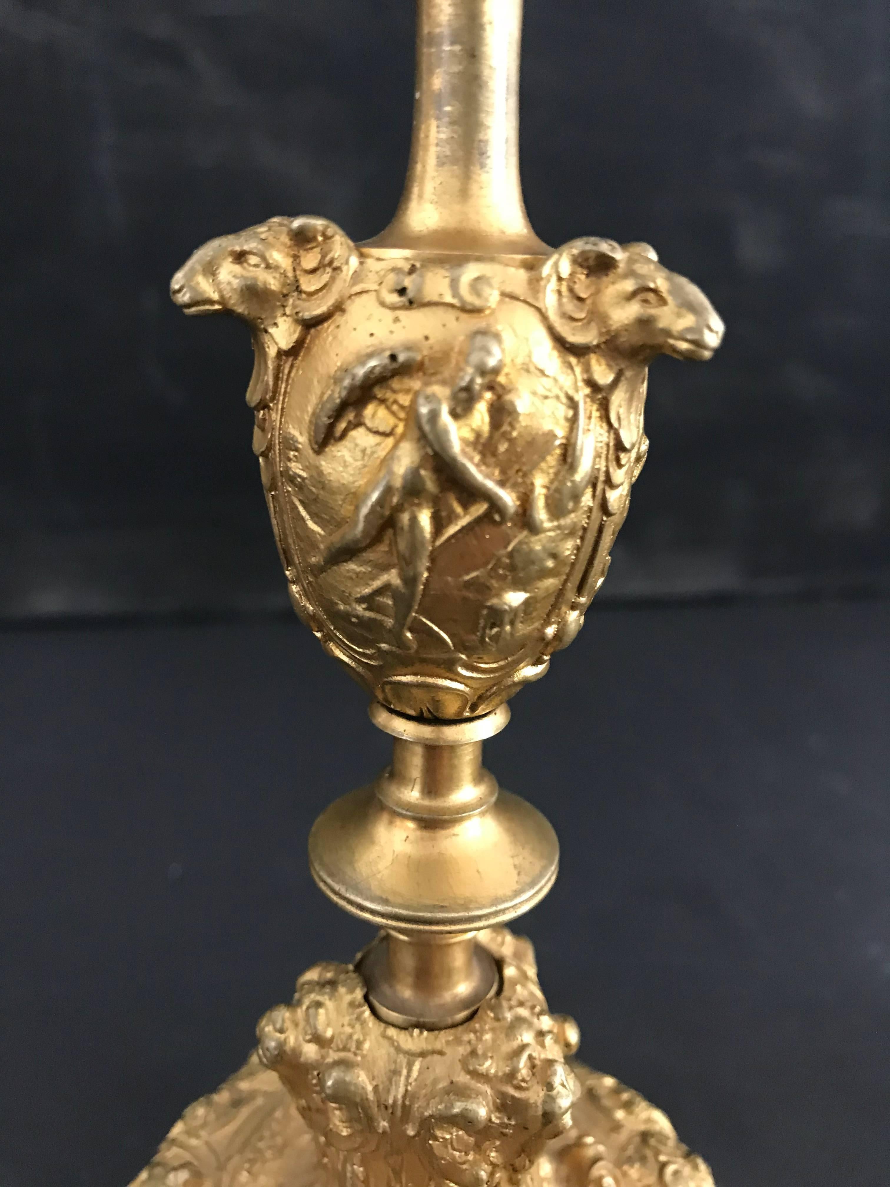Bronze Paire de chandeliers du 19e siècle en bronze doré à la figuration complexe en vente