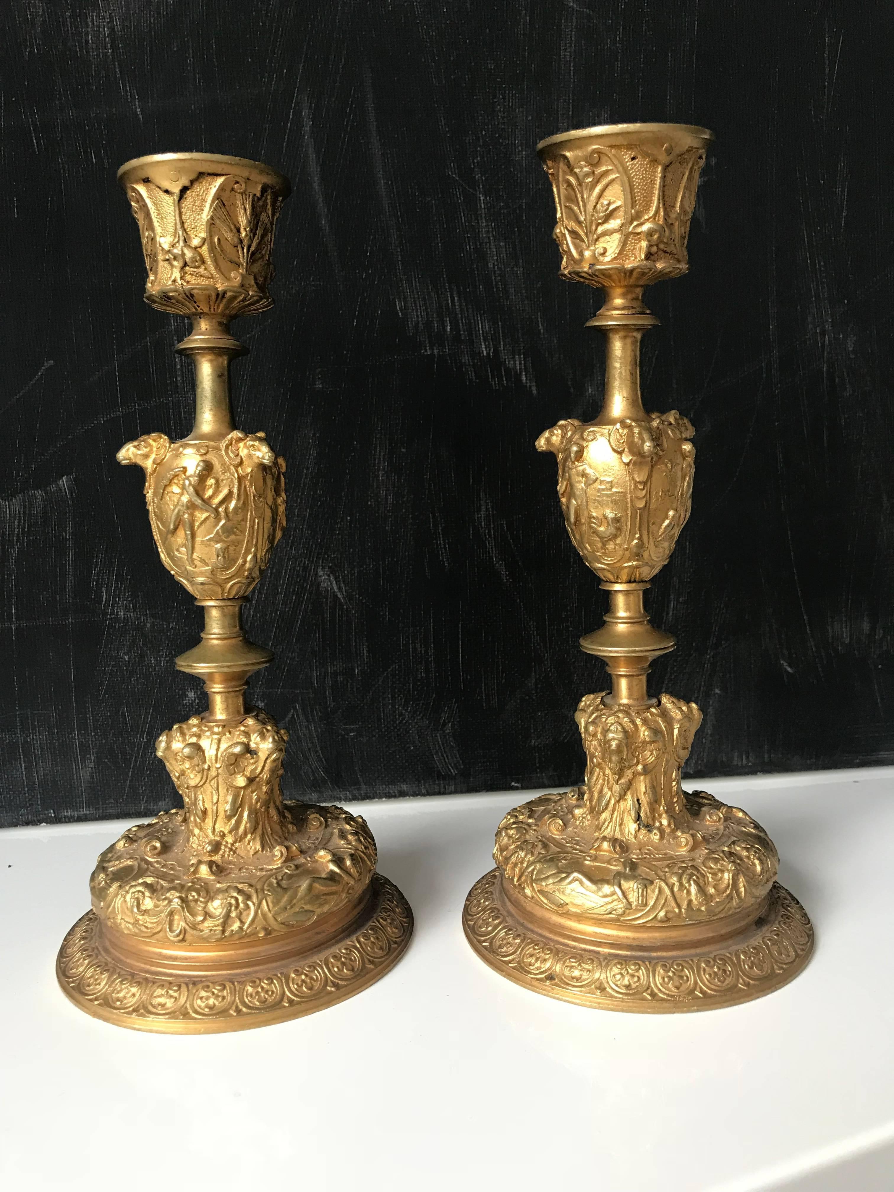 Paire de chandeliers du 19e siècle en bronze doré à la figuration complexe en vente 1