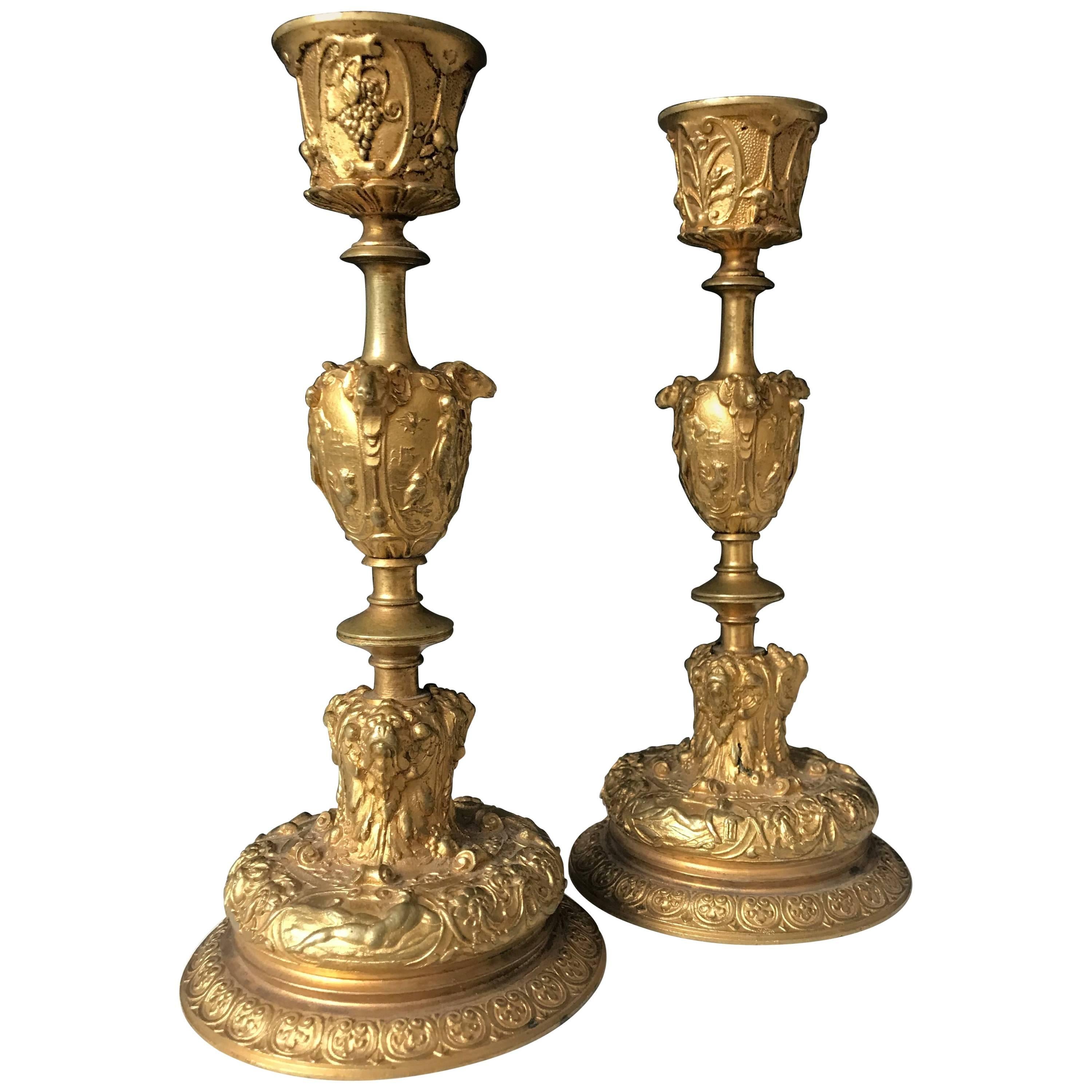 Paar Kerzenständer aus vergoldeter Bronze des 19. Jahrhunderts mit komplizierten Figuren