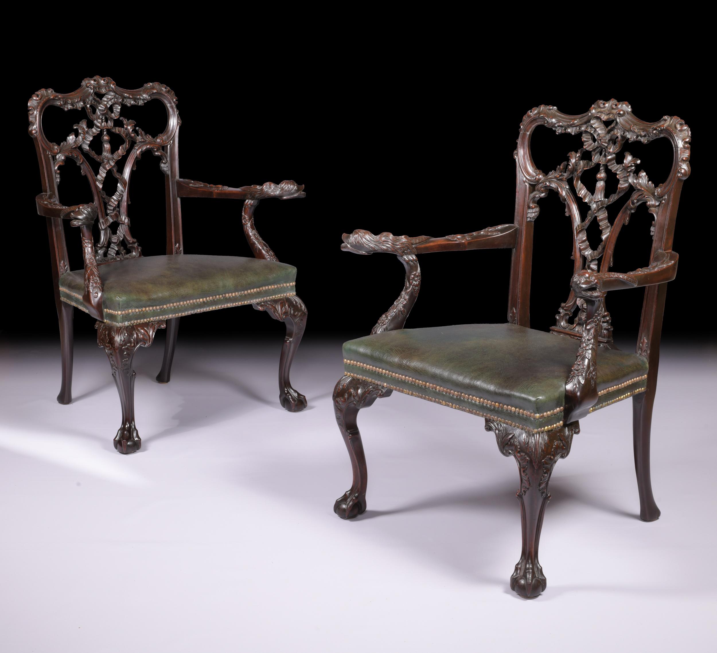 Eccezionale coppia di poltrone in mogano intagliato del XIX secolo nello stile di Thomas Chippendale, con la cresta a cupola, sopra un'elaborata stecca a nastro intagliata e intrecciata, unita alla seduta imbottita e tempestata di pelle da braccioli