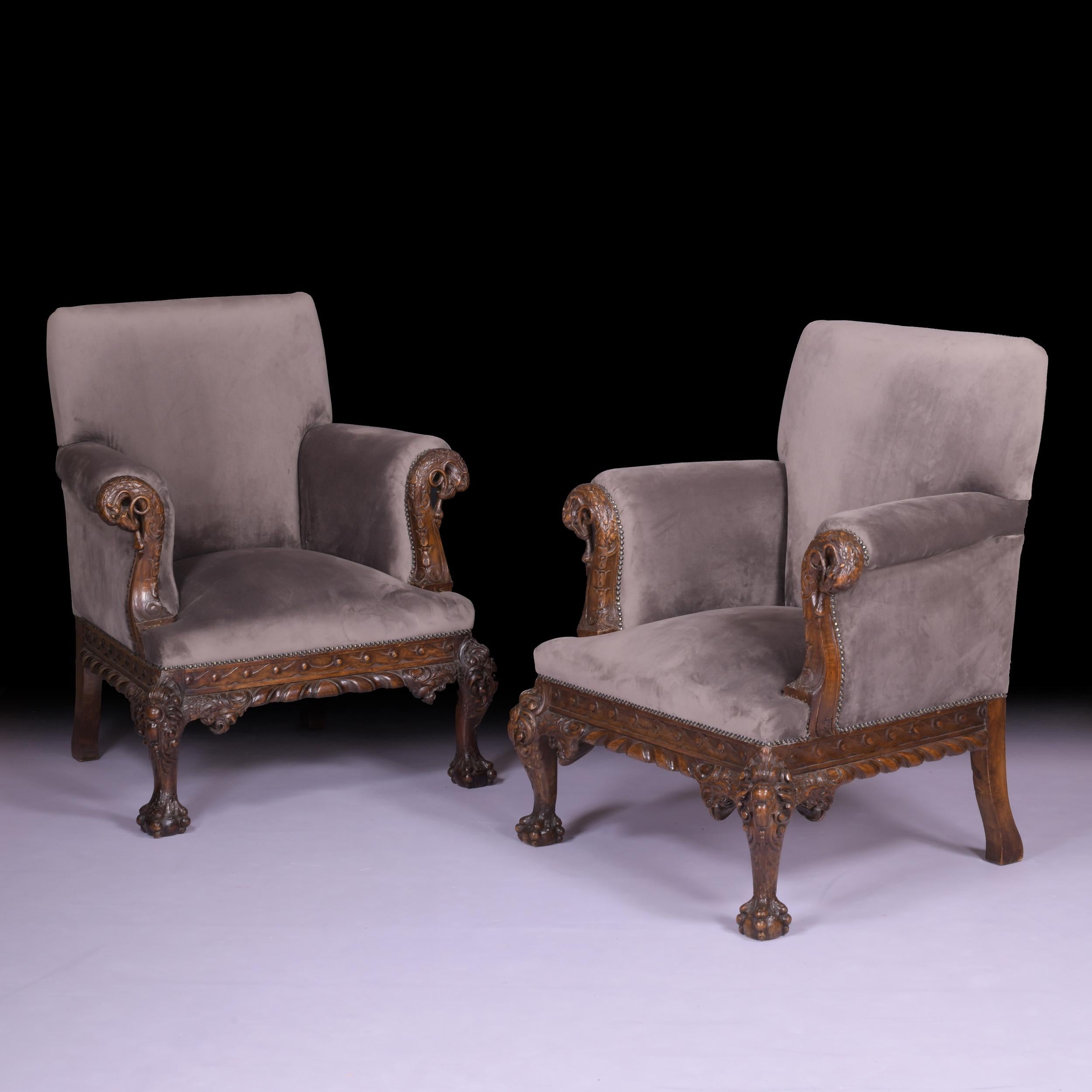Une très belle paire de fauteuils à cadre en acajou irlandais du 19ème siècle, avec un dossier rectangulaire et des bras à volutes, recouverts d'un tissu de velours gris, au-dessus d'un tablier à volutes d'acanthe, sur de lourds pieds à boule et