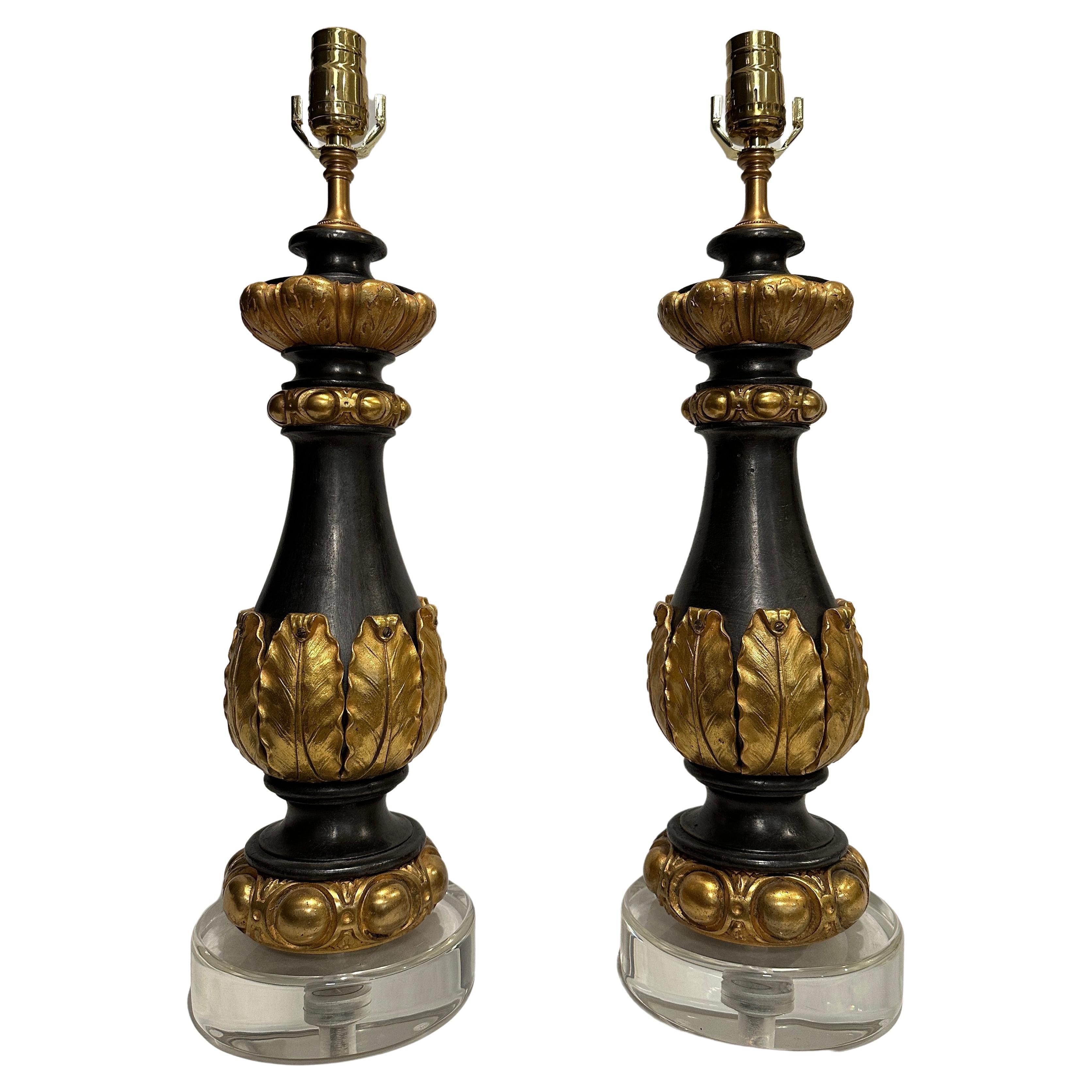 Paire de lampes en forme de balustre en fer et bronze doré du 19ème siècle en vente
