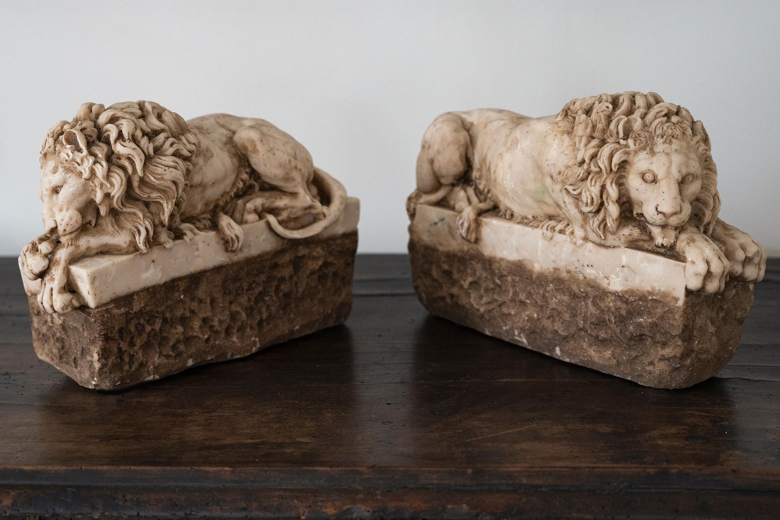 Paire de lions italiens en albâtre du 19ème siècle d'après Antonio Canova 3