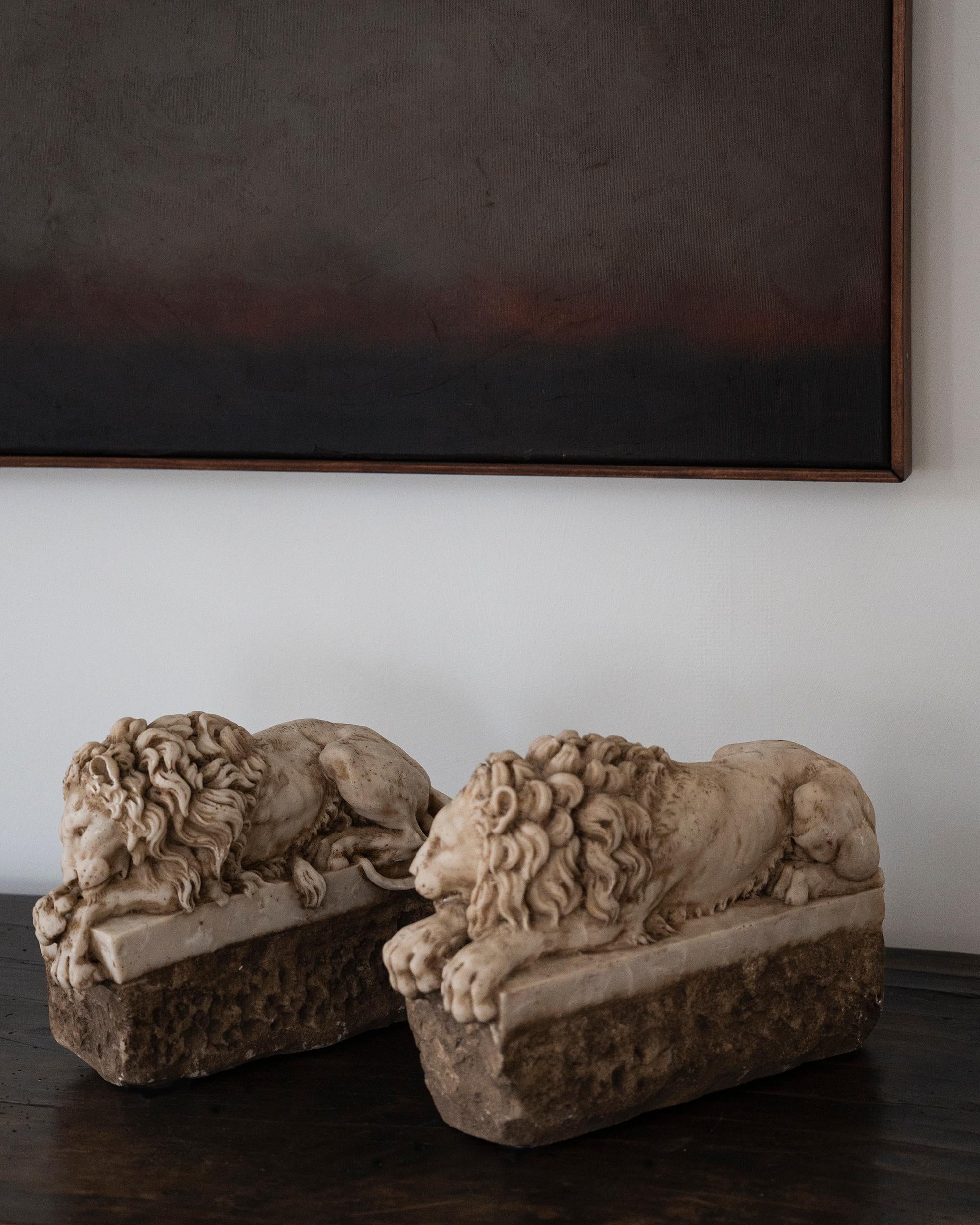 Pierre Paire de lions italiens en albâtre du 19ème siècle d'après Antonio Canova