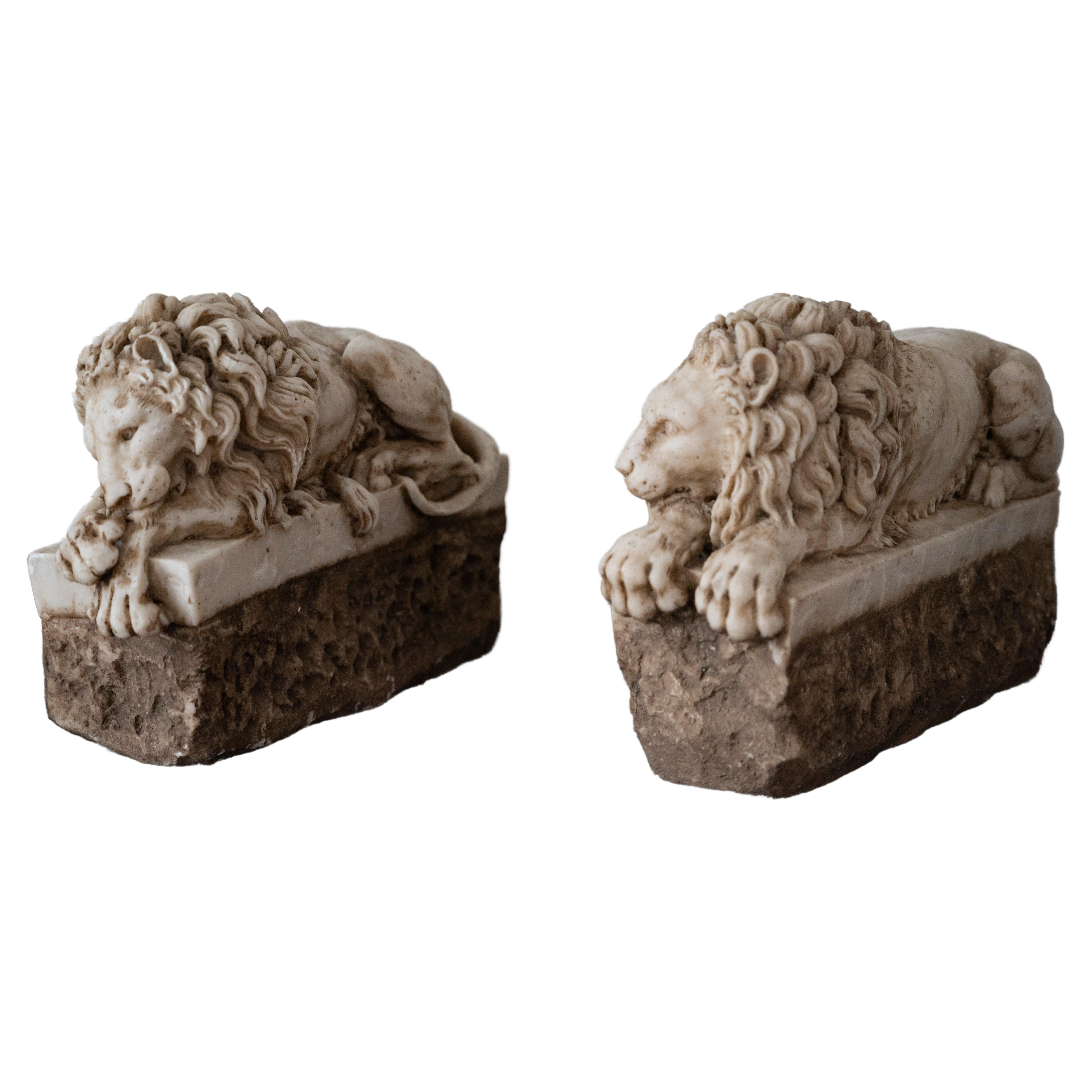 Paire de lions italiens en albâtre du 19ème siècle d'après Antonio Canova