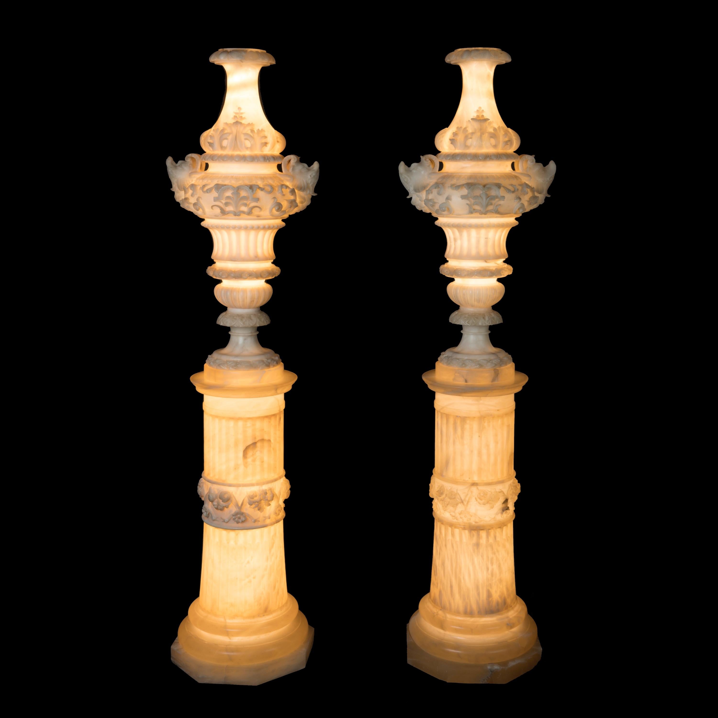 Pareja de alabastros renacentistas 
Jarrones ornamentales con pedestal

El cuerpo de los jarrones está estriado y tallado en altorrelieve con roleos de follaje y asas míticas en forma de máscara de quimera a ambos lados, rematadas en forma de
