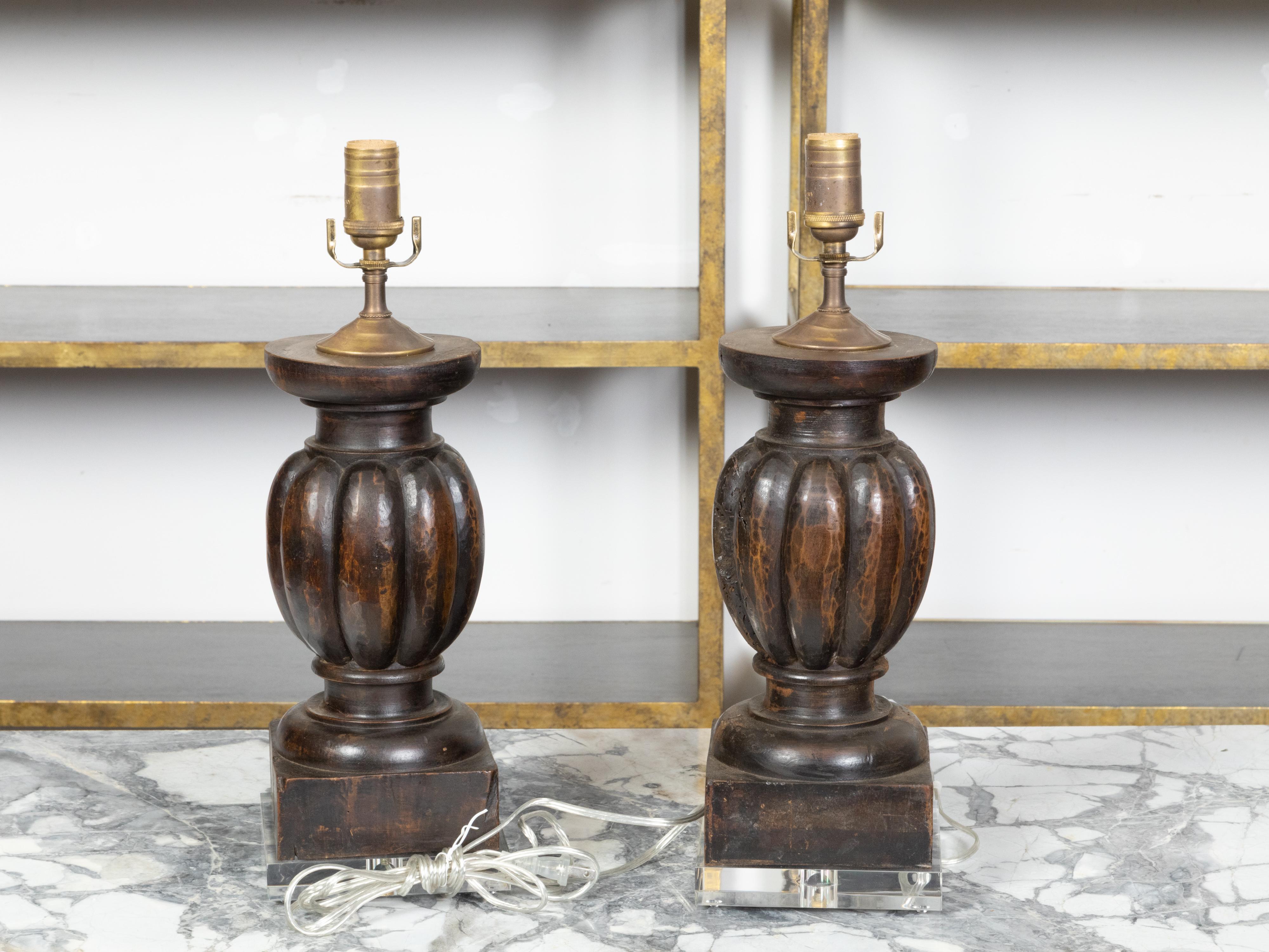 XIXe siècle Paire de fragments de balustre italiens du 19ème siècle transformés en lampes câblées sur lucite en vente