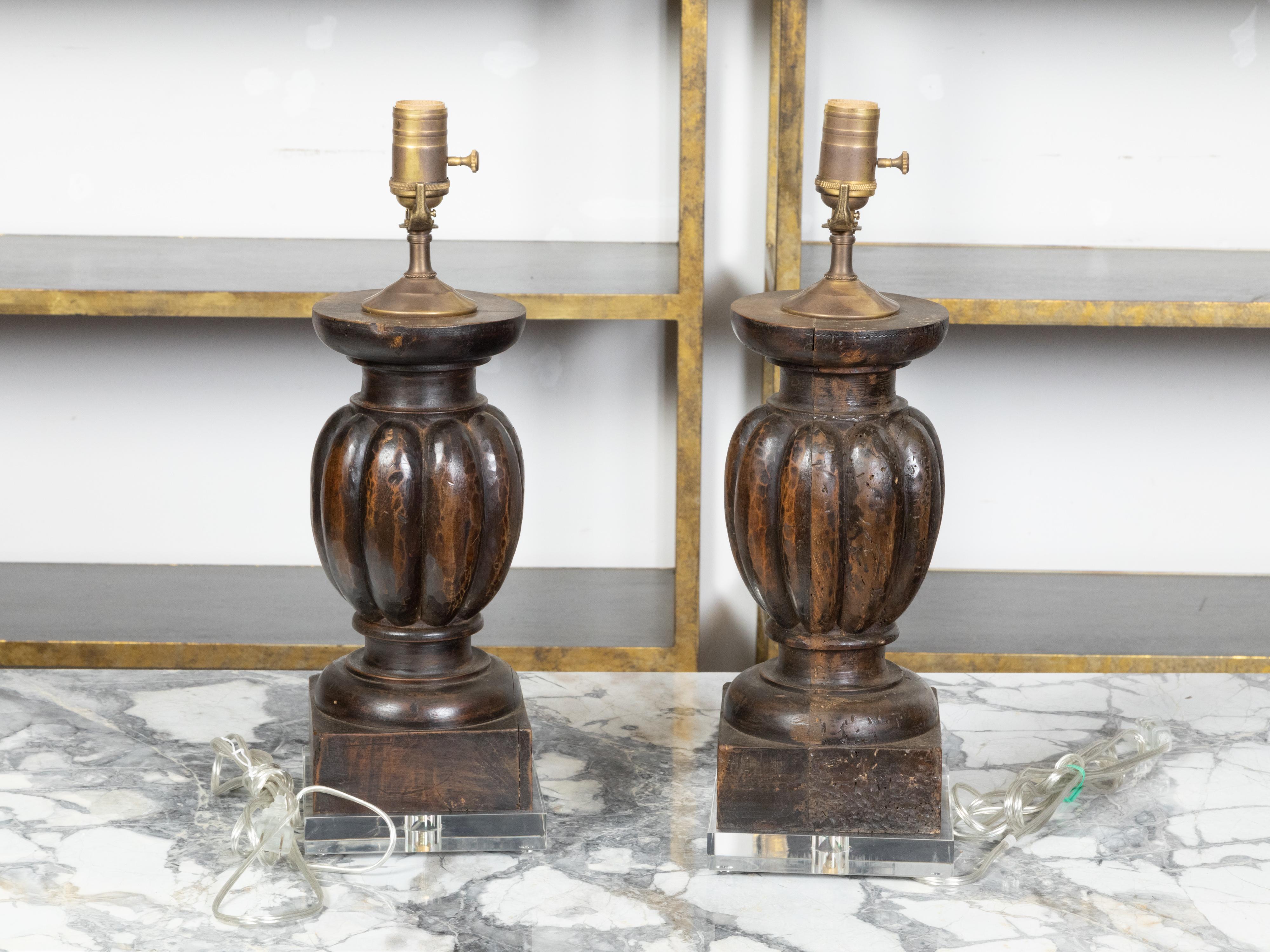 Lucite Paire de fragments de balustre italiens du 19ème siècle transformés en lampes câblées sur lucite en vente