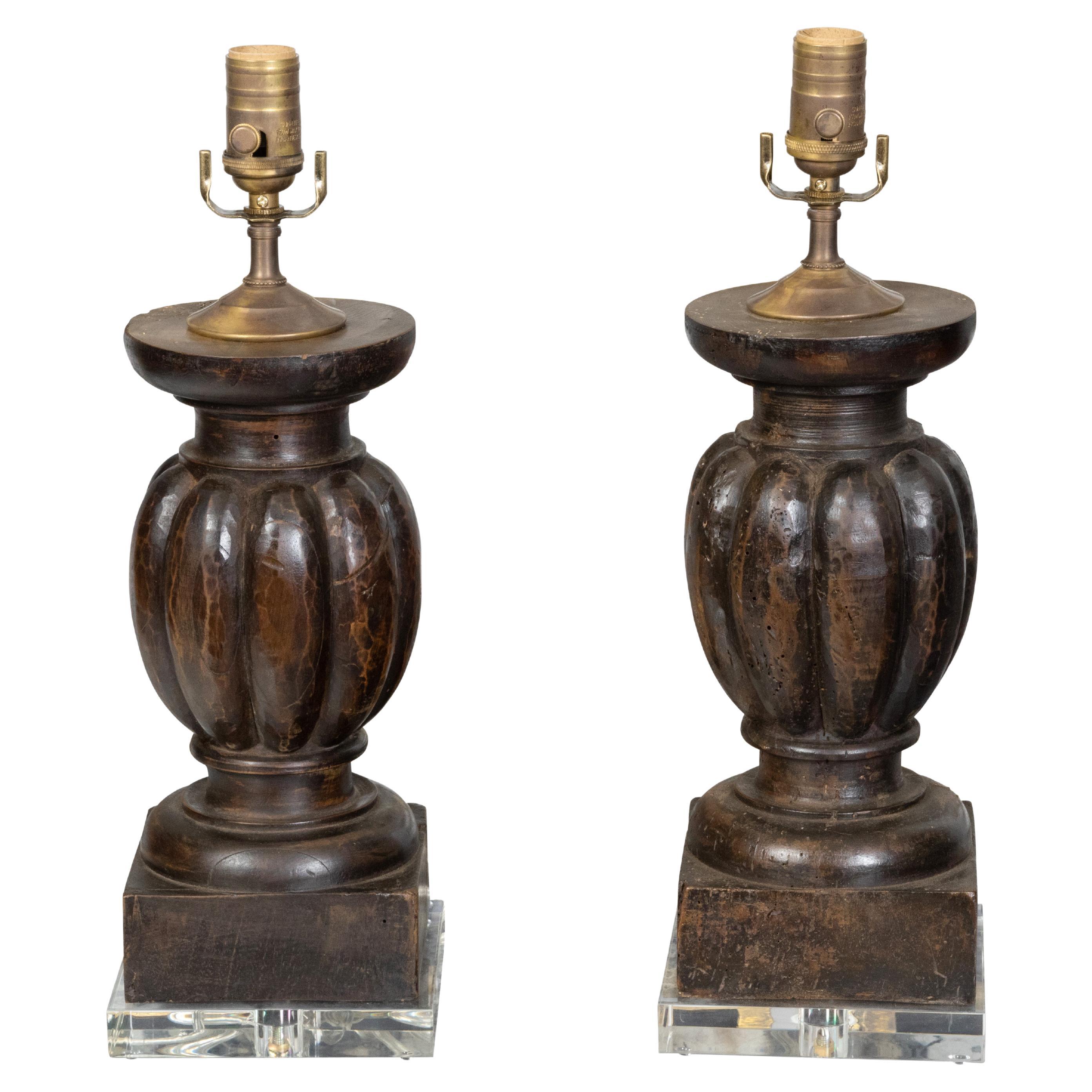 Paar italienische Balusterfragmente aus dem 19. Jahrhundert, die zu verdrahteten Lampen auf Lucite verarbeitet wurden