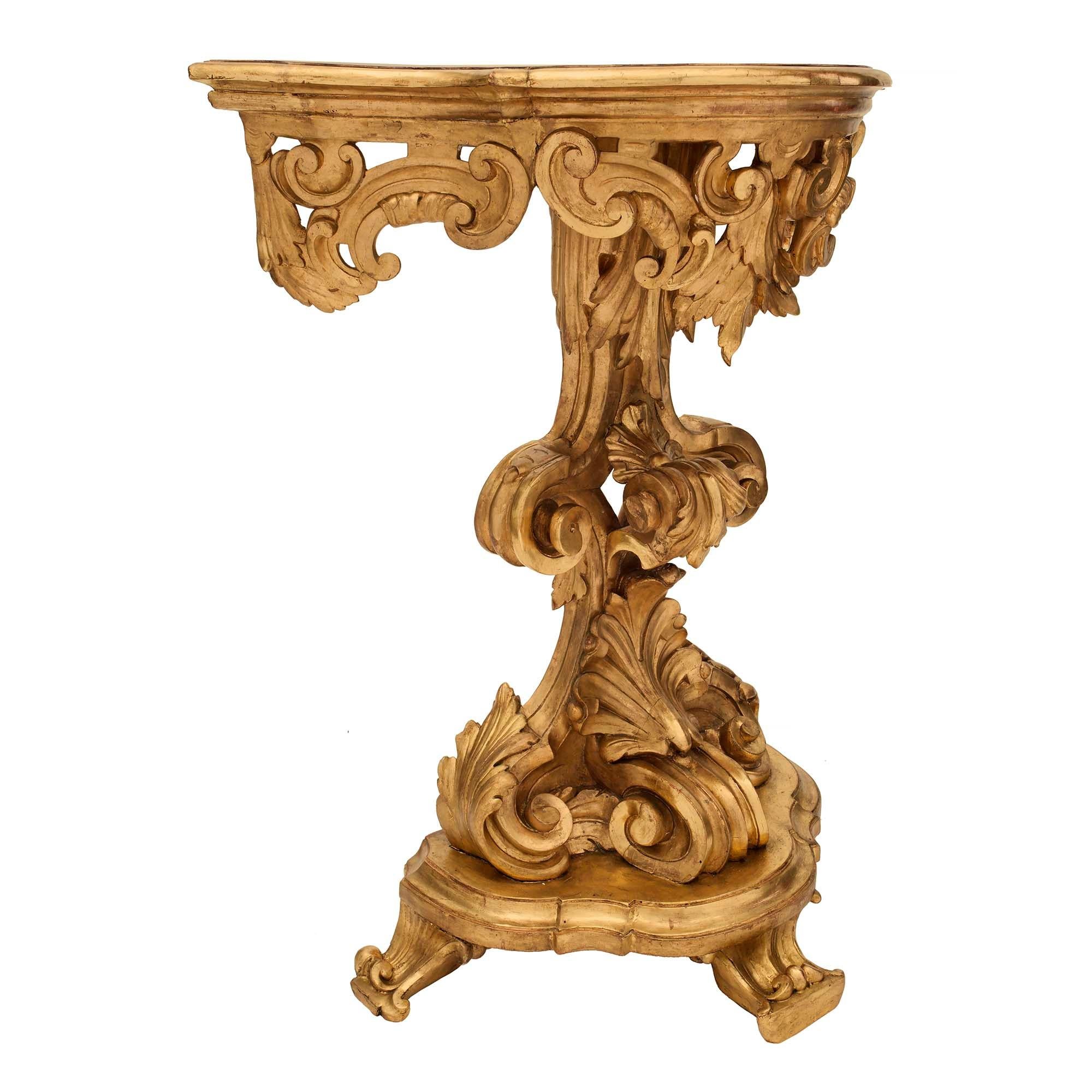 Baroque Paire de consoles baroques italiennes du 19ème siècle en bois doré en forme de D, autoportantes en vente