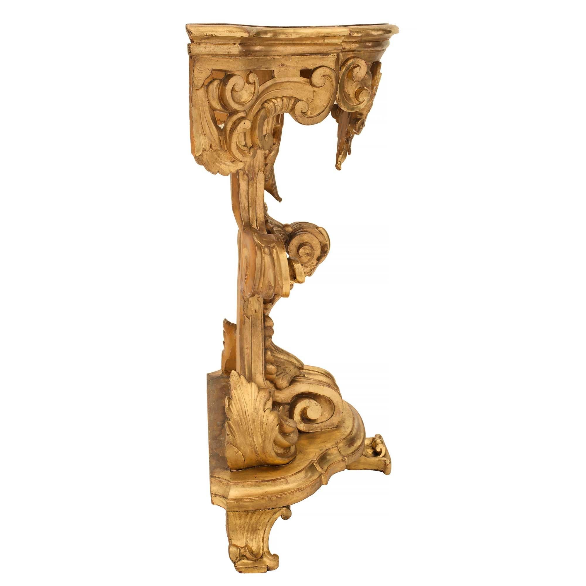 Paire de consoles baroques italiennes du 19ème siècle en bois doré en forme de D, autoportantes Bon état - En vente à West Palm Beach, FL