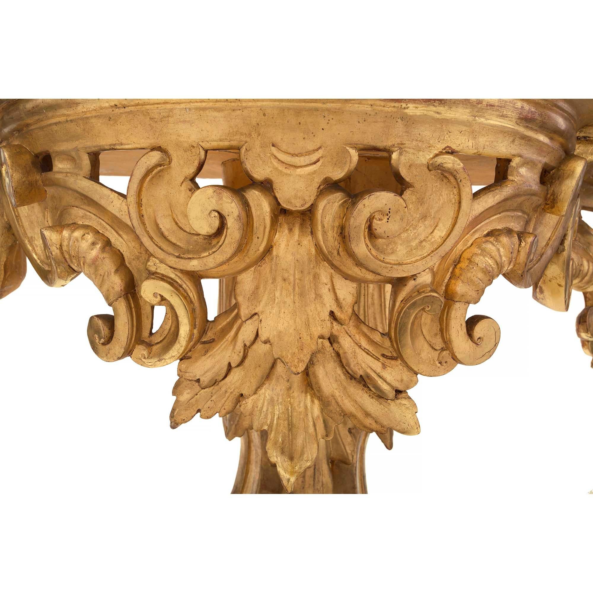 XIXe siècle Paire de consoles baroques italiennes du 19ème siècle en bois doré en forme de D, autoportantes en vente