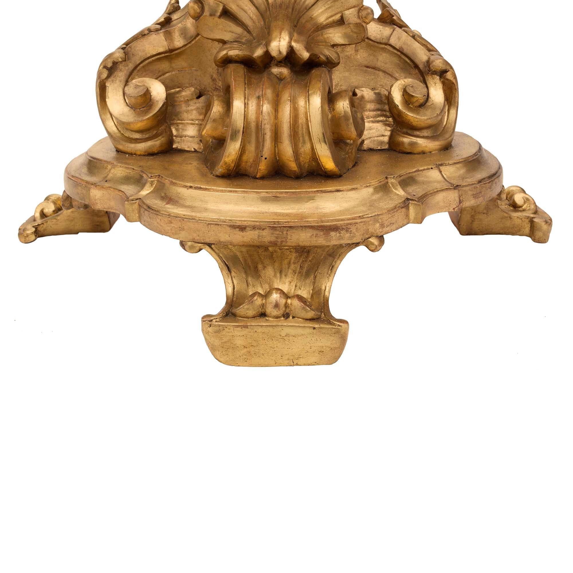 Paire de consoles baroques italiennes du 19ème siècle en bois doré en forme de D, autoportantes en vente 1