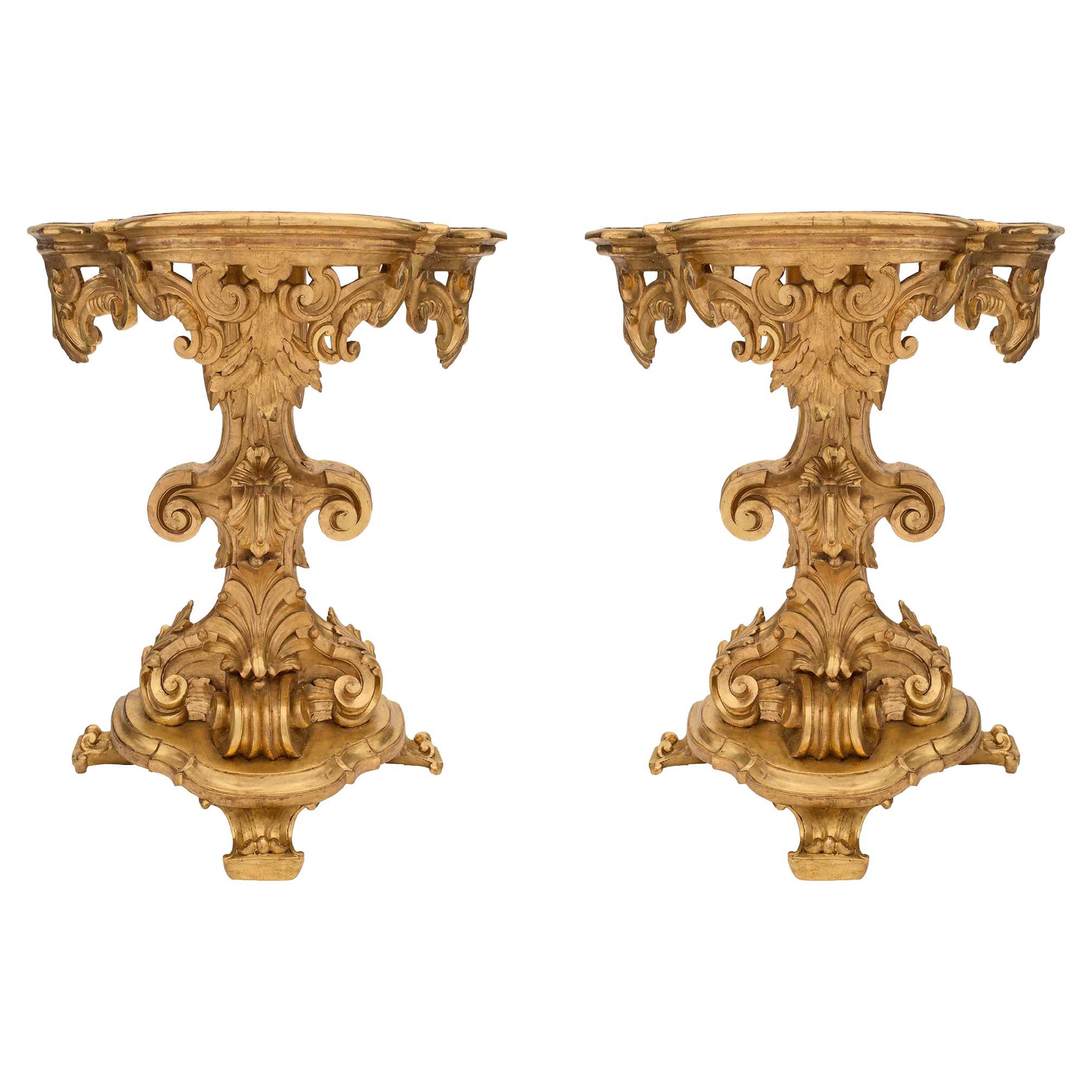 Coppia di consolle barocche italiane del XIX secolo in legno dorato a forma di "D".