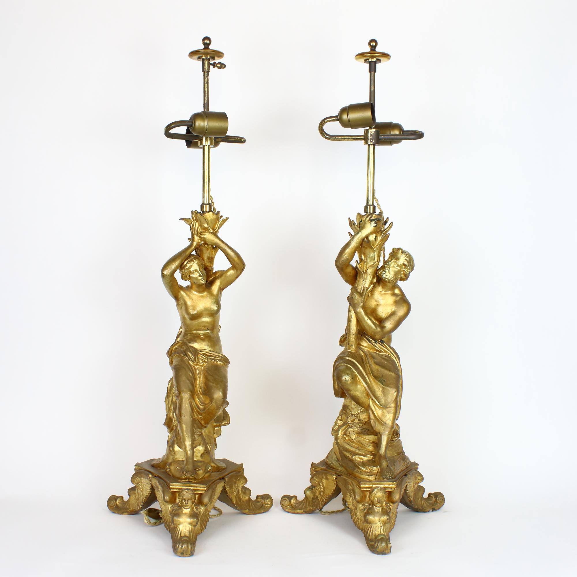 Seltenes Paar italienischer Tischlampen im Barockstil mit mythologischen Figuren aus dem 19.

Die dreibeinigen Sockel mit Rollfüßen, die klassische Sphinxfiguren darstellen, tragen jeweils eine männliche und eine weibliche mythologische Figur: die